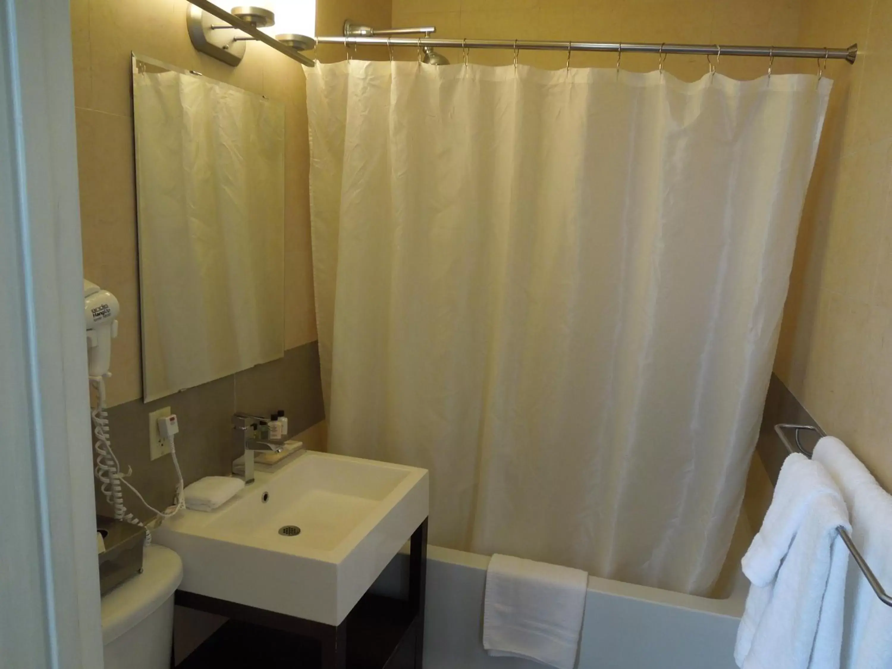Bathroom in Pointe Plaza Hotel