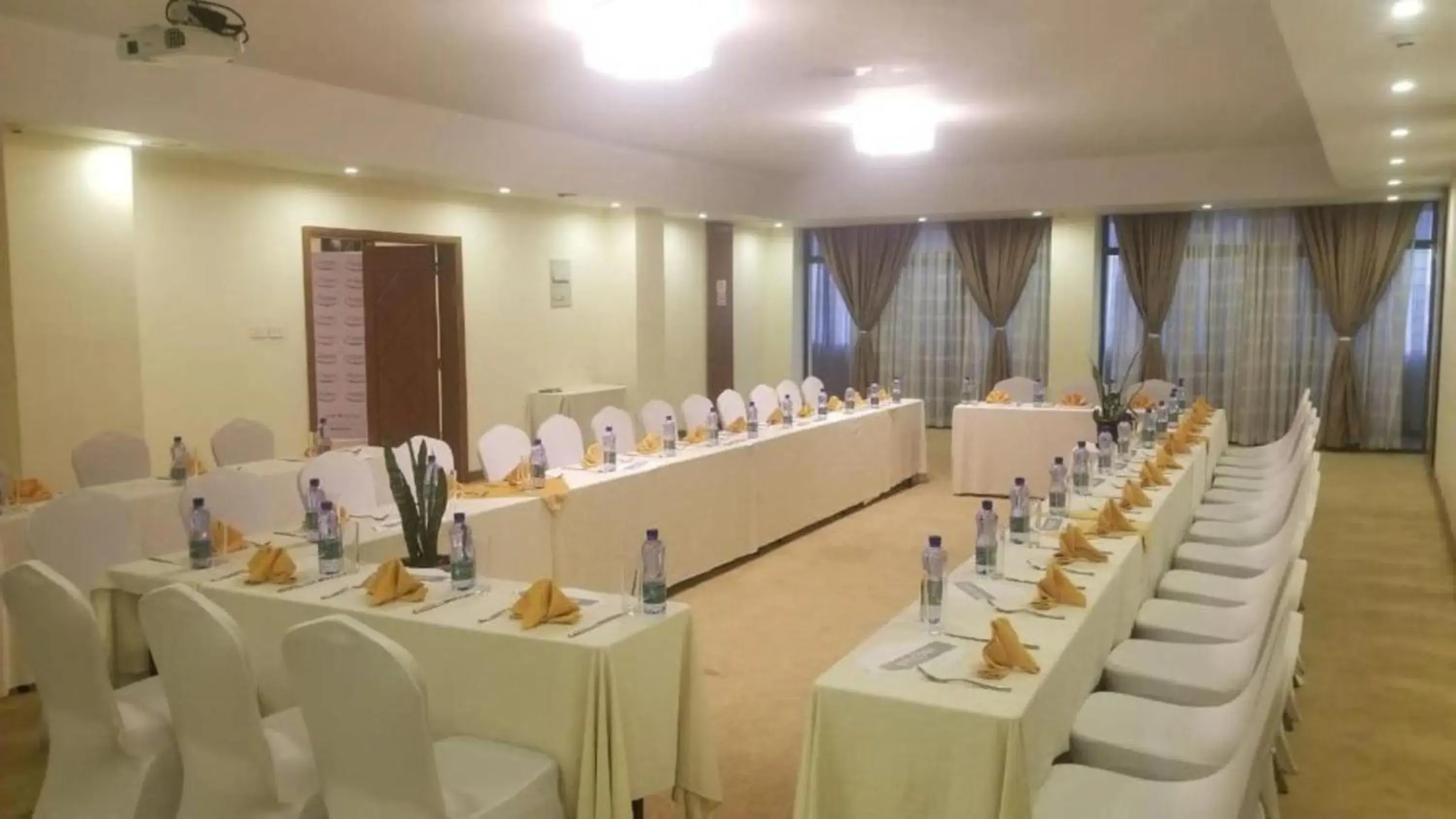 Restaurant/places to eat, Banquet Facilities in Mado Hotel