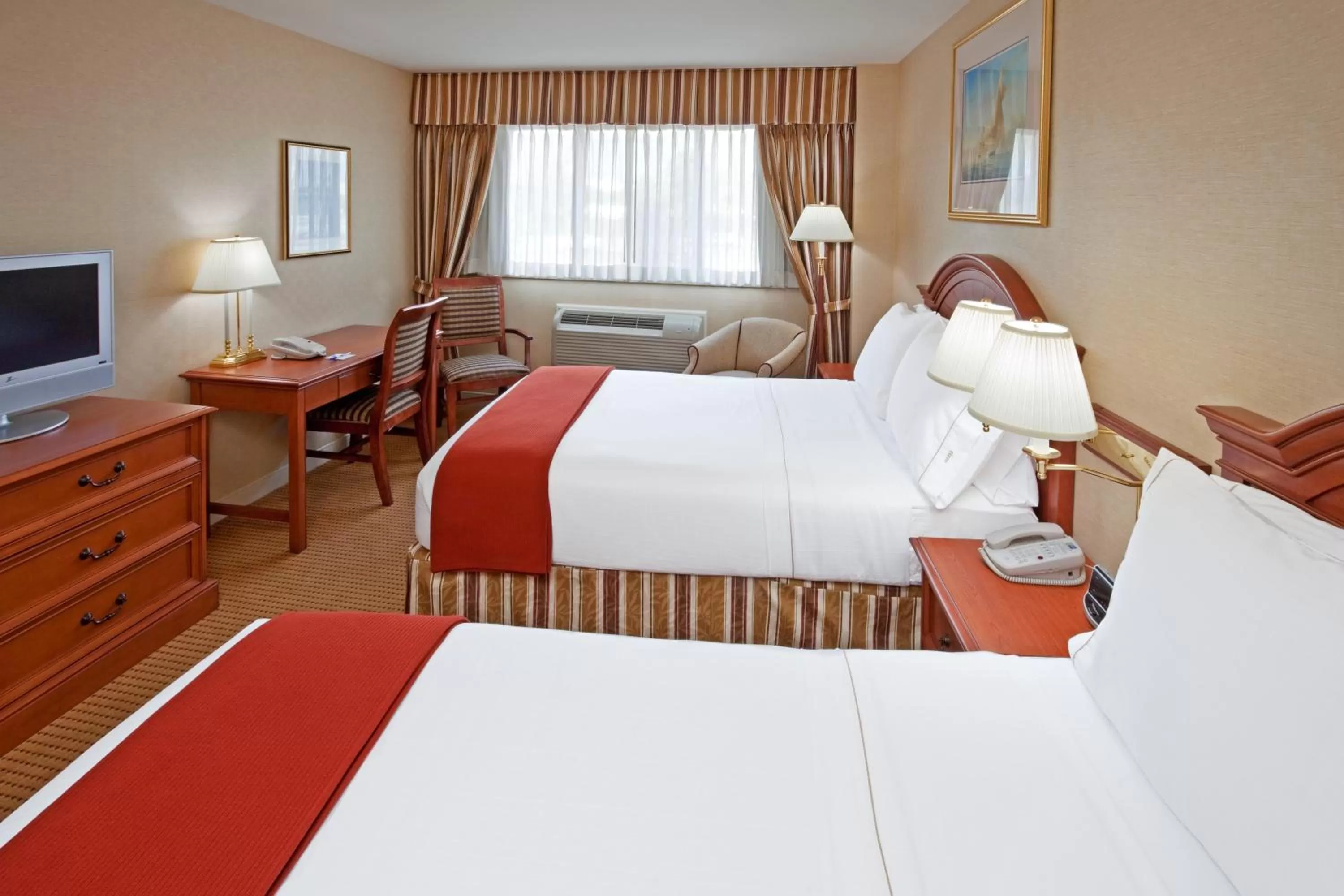 Photo of the whole room, Bed in Rockville Centre Hotel - JFK Airport