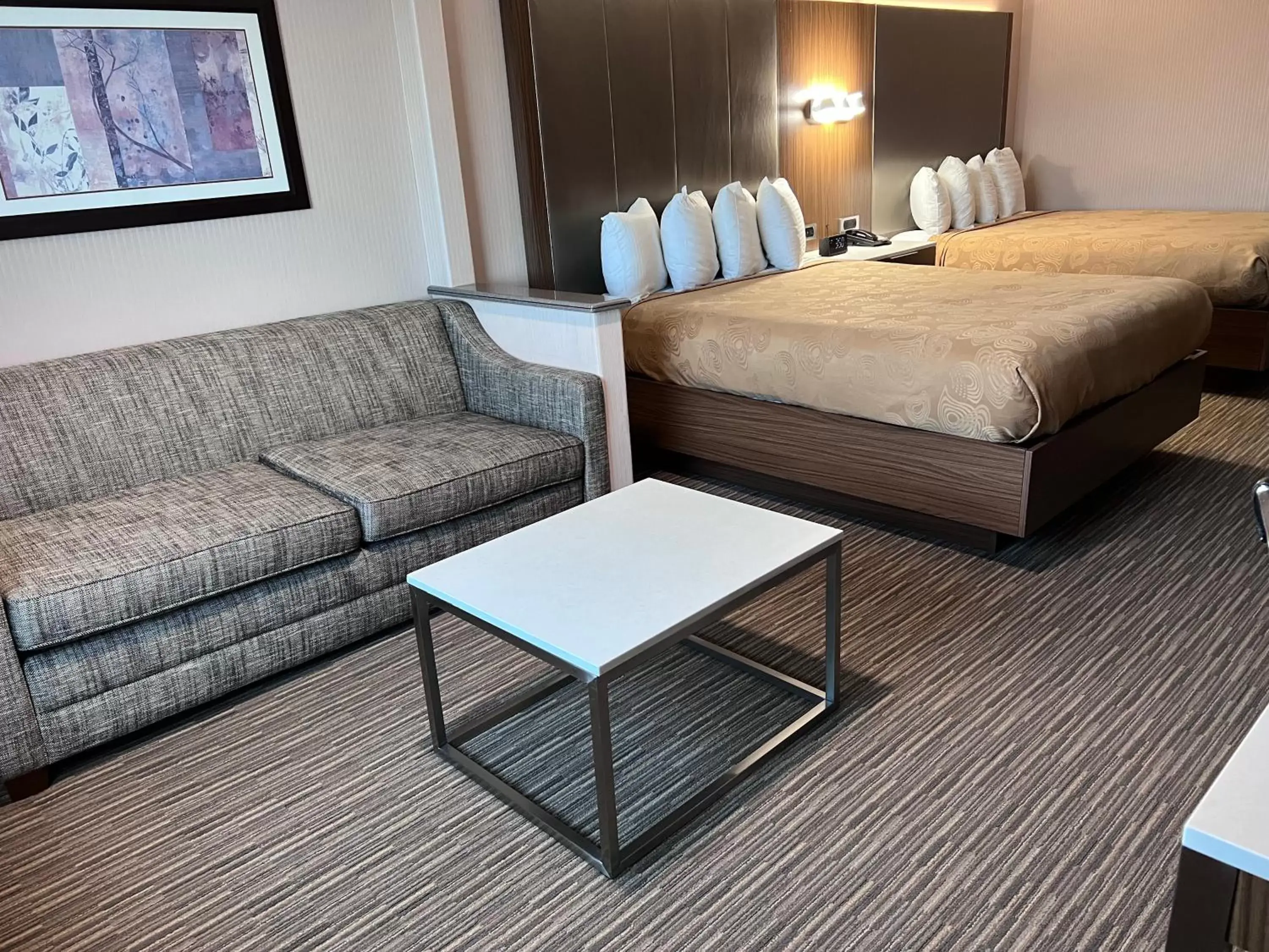 Seating area, Bed in Best Western Plus Suites Hotel - Los Angeles LAX Airport