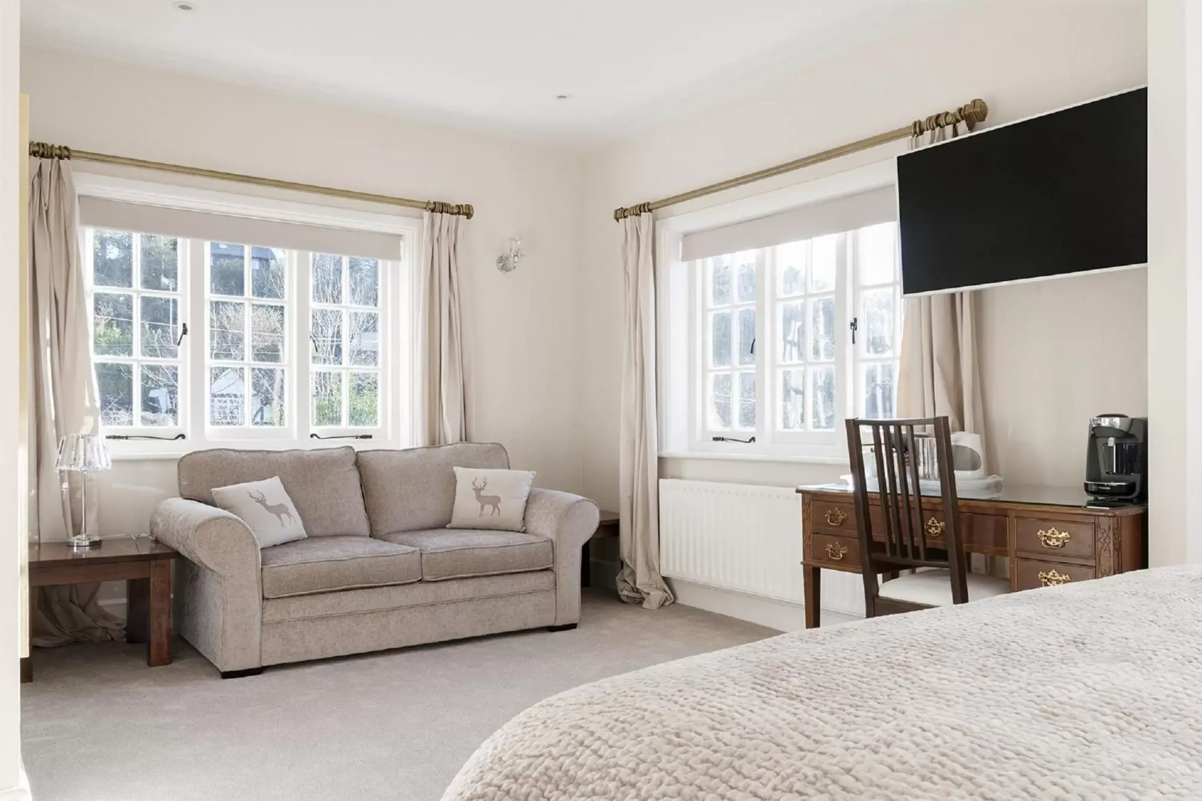 Seating area, TV/Entertainment Center in Hurtwood Hotel