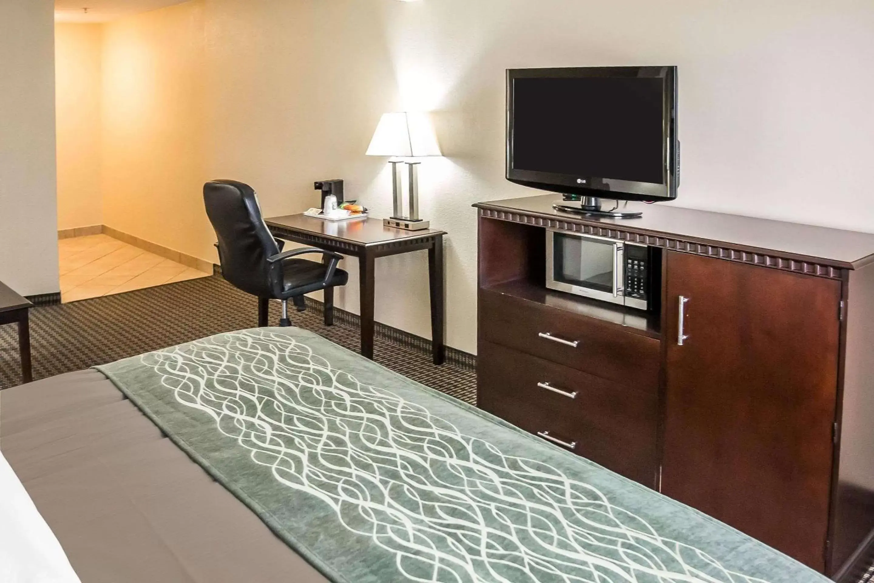 Photo of the whole room, TV/Entertainment Center in Econo Lodge Inn & Suites Monroe