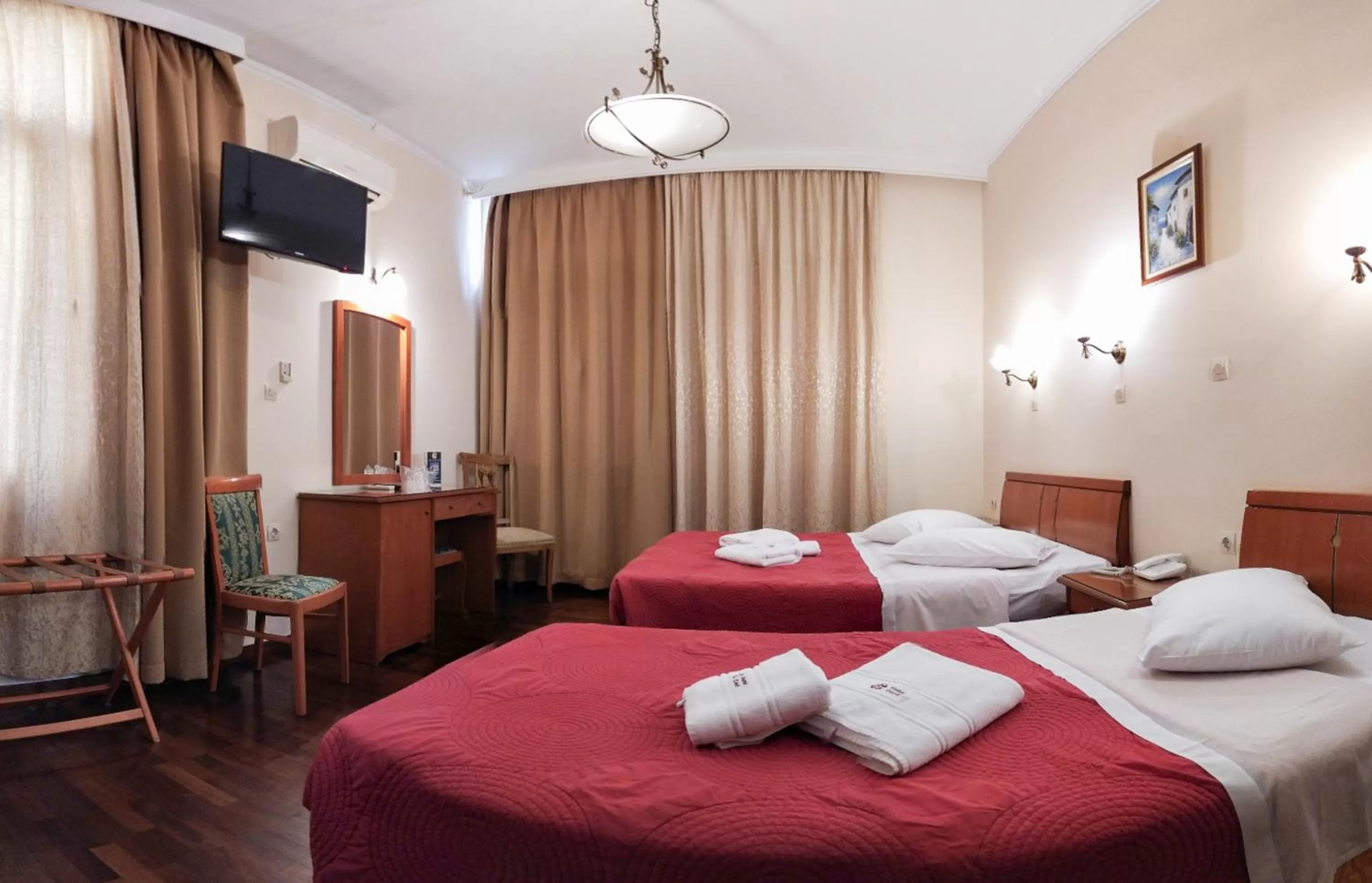 Photo of the whole room, Bed in Cecil Hotel