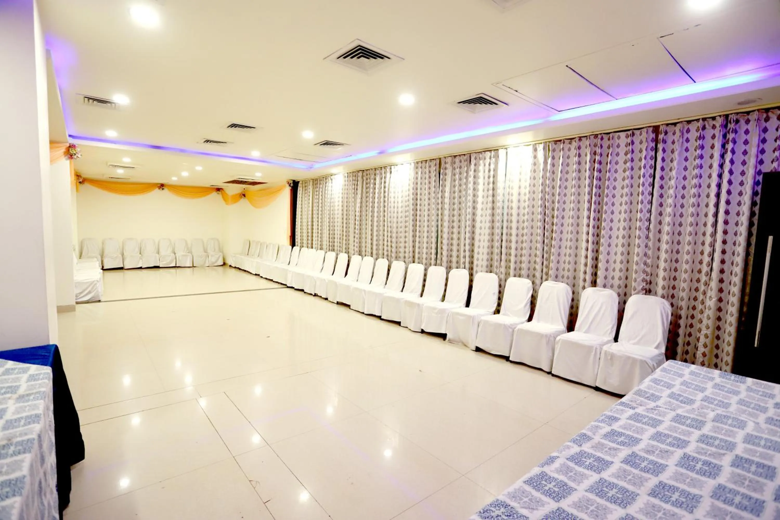 Restaurant/places to eat in HOTEL BLUE PEARL