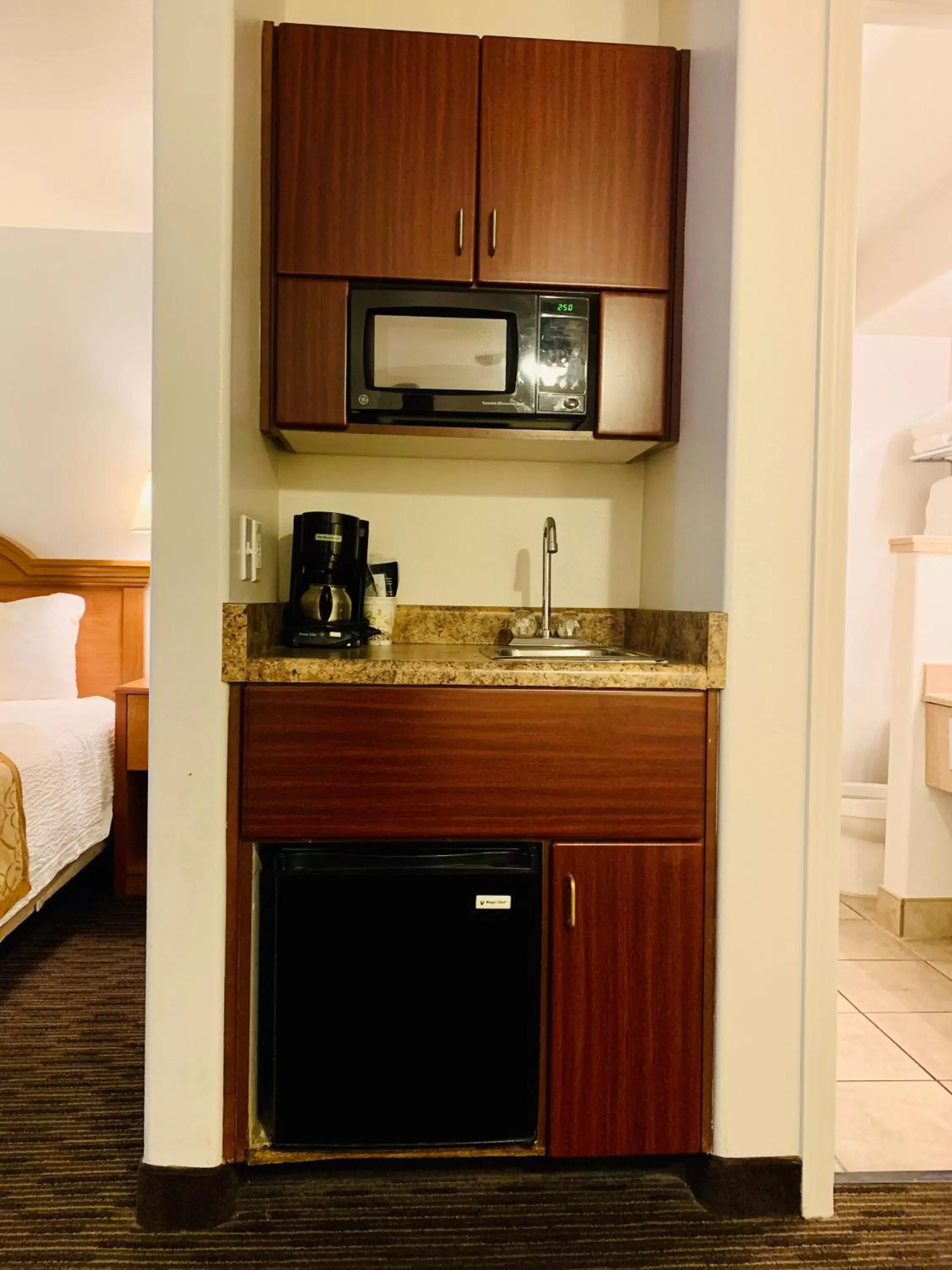 Kitchen or kitchenette, Bed in St. George Inn and Suites Kitchen or kitchenette, Bed in St. George Inn and Suites