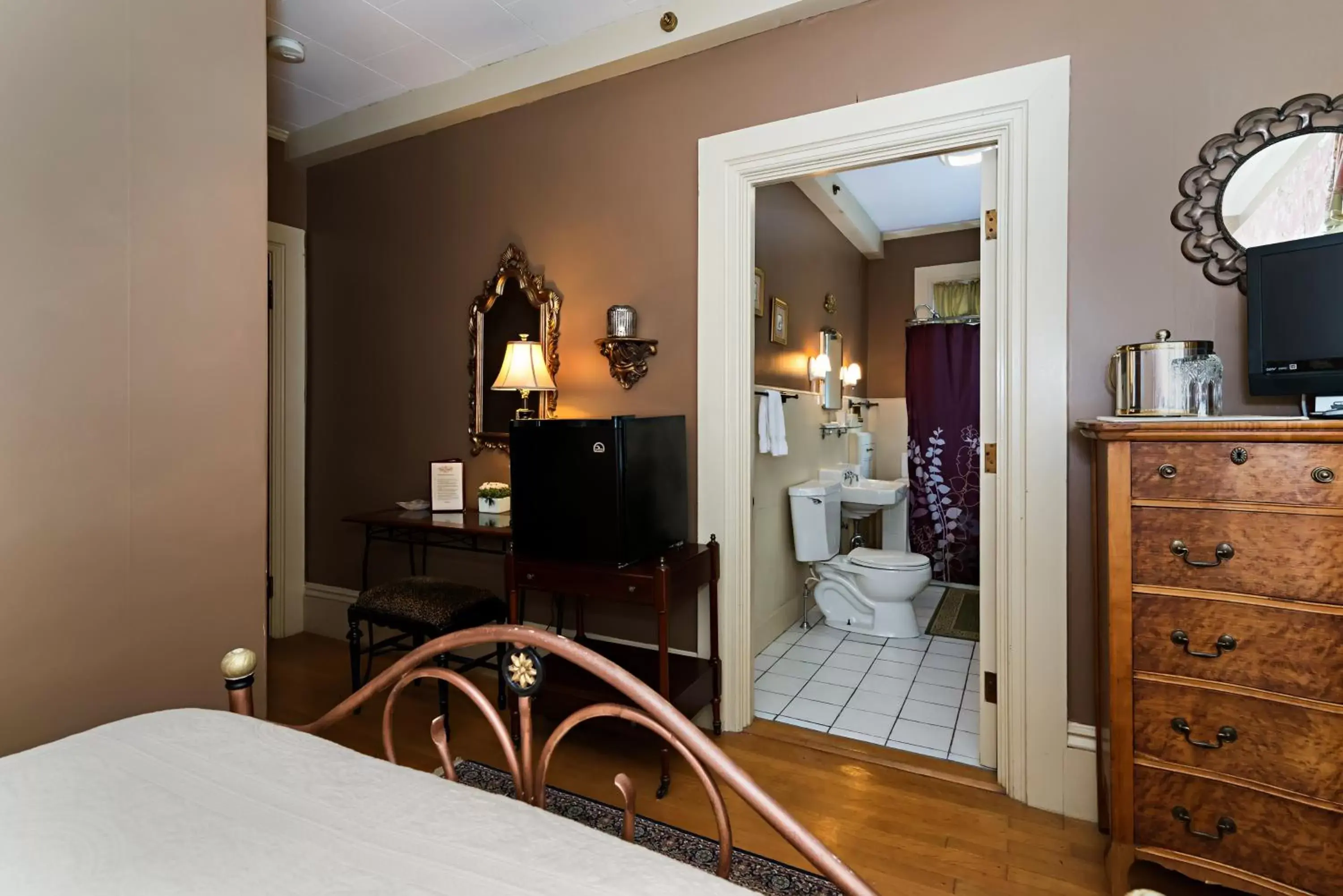 Bathroom, Staff in Silver Fountain Inn