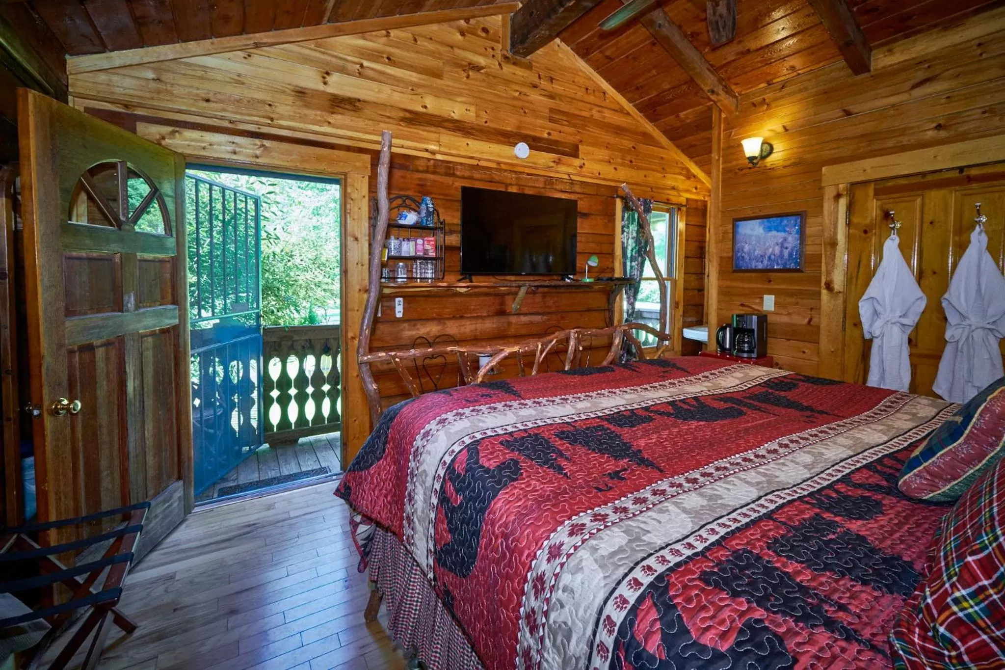 Bed in Creekwalk Inn Bed and Breakfast with Cabins