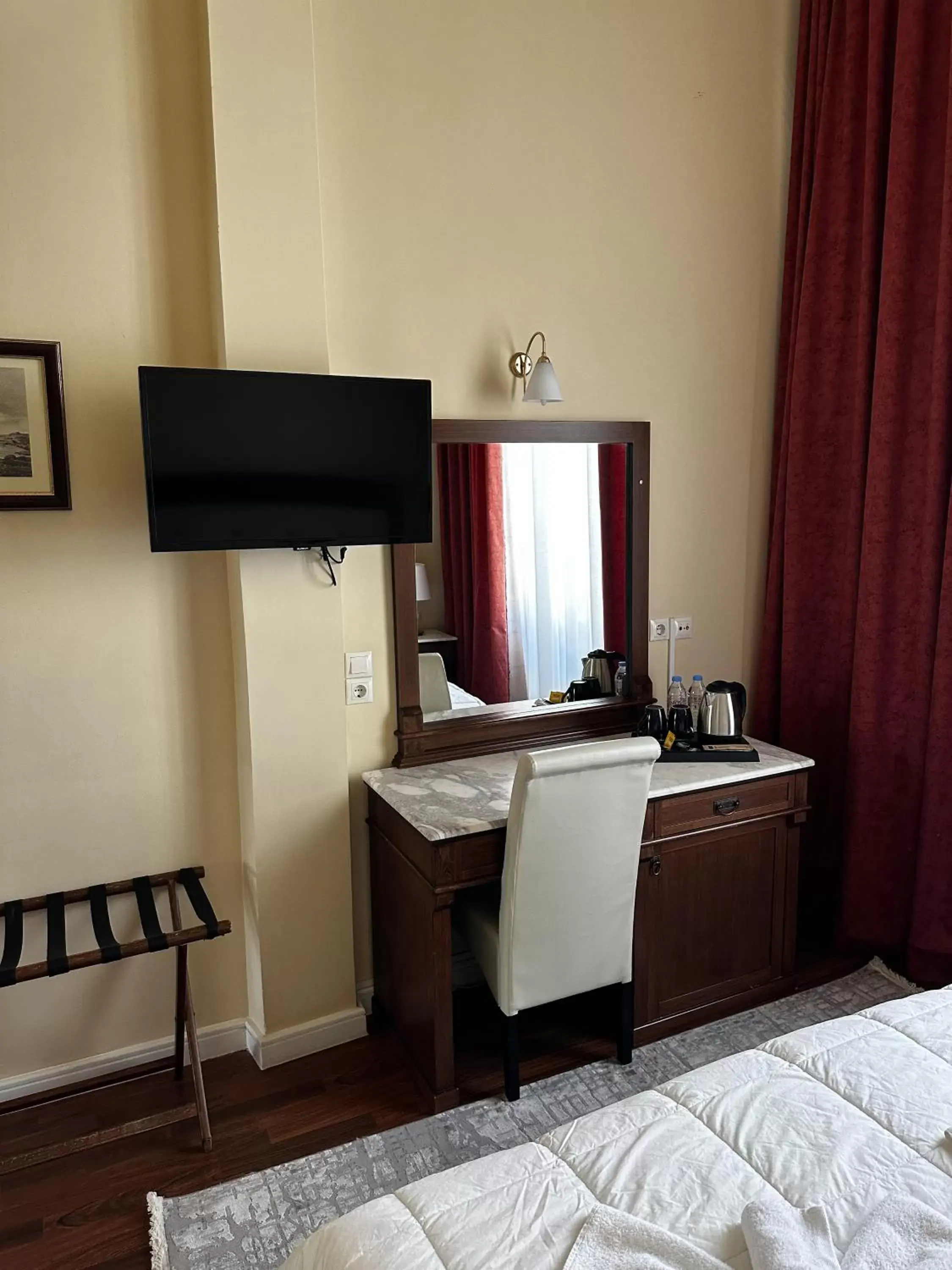 Bed, TV/Entertainment Center in Hotel Aktaion Syros