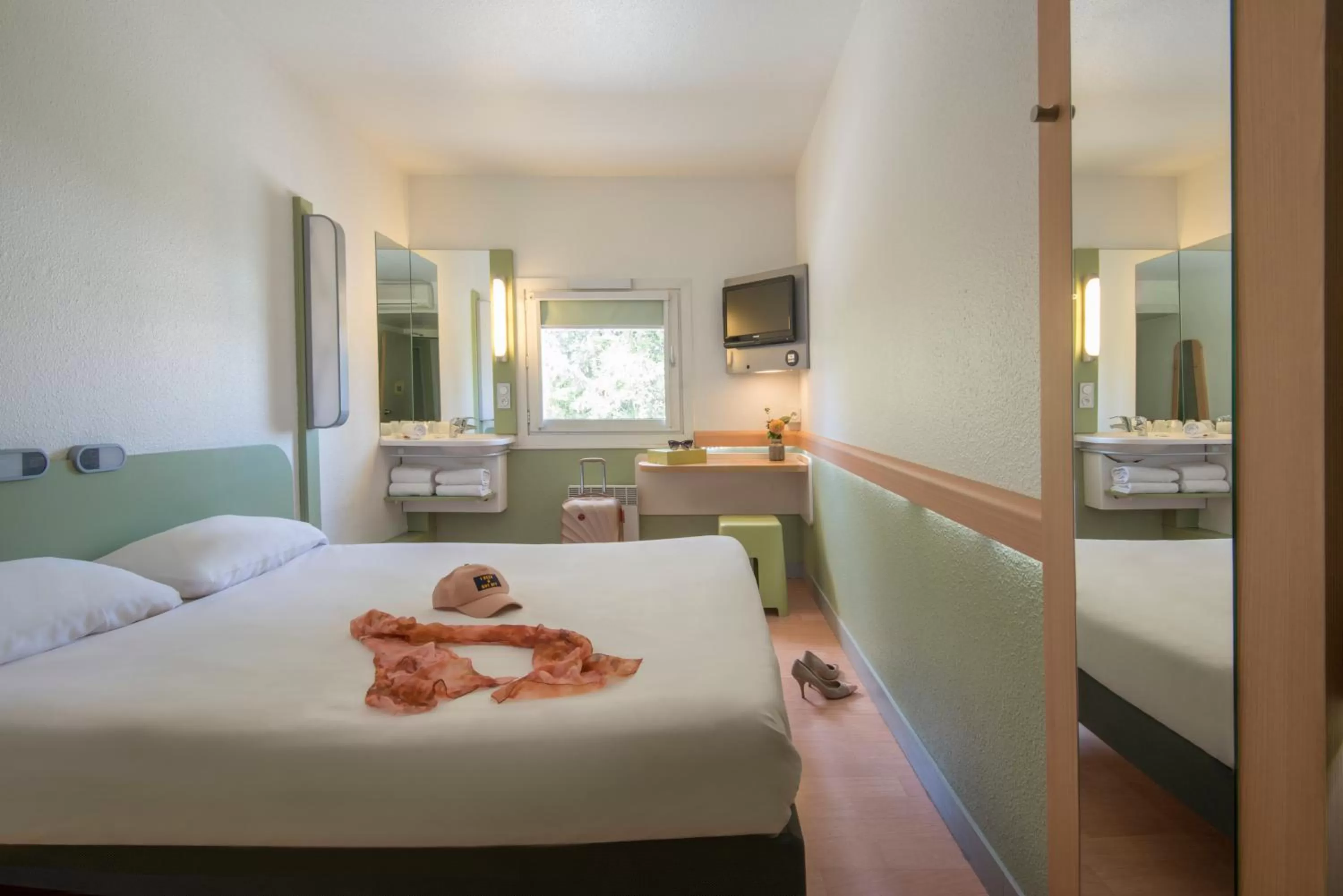 Photo of the whole room, Bed in IBIS Budget Aix en Provence Est Le Canet