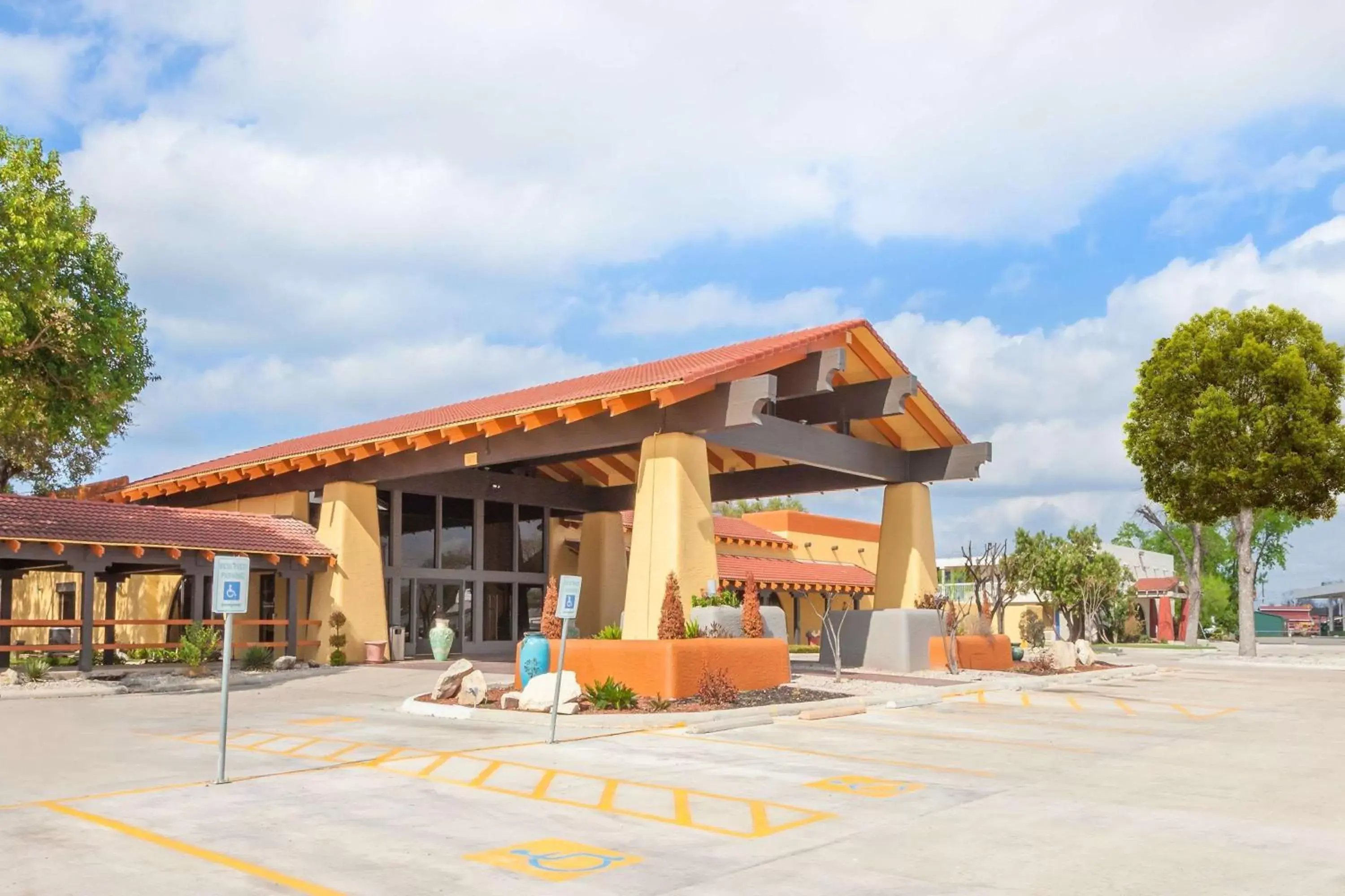 Property building in Days Inn by Wyndham Uvalde Property building in Days Inn by Wyndham Uvalde