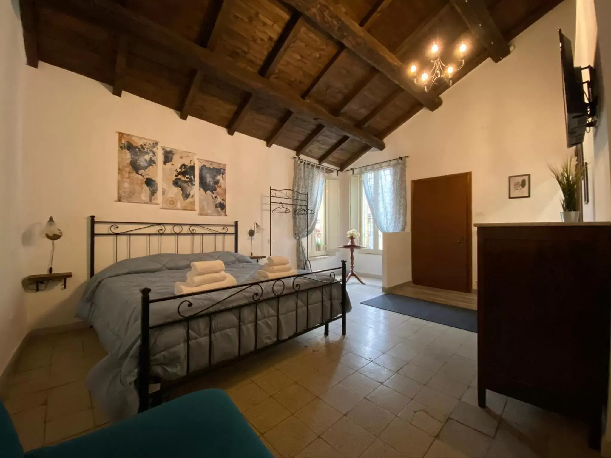 Photo of the whole room, Bed in La Corte Segreta Tivoli