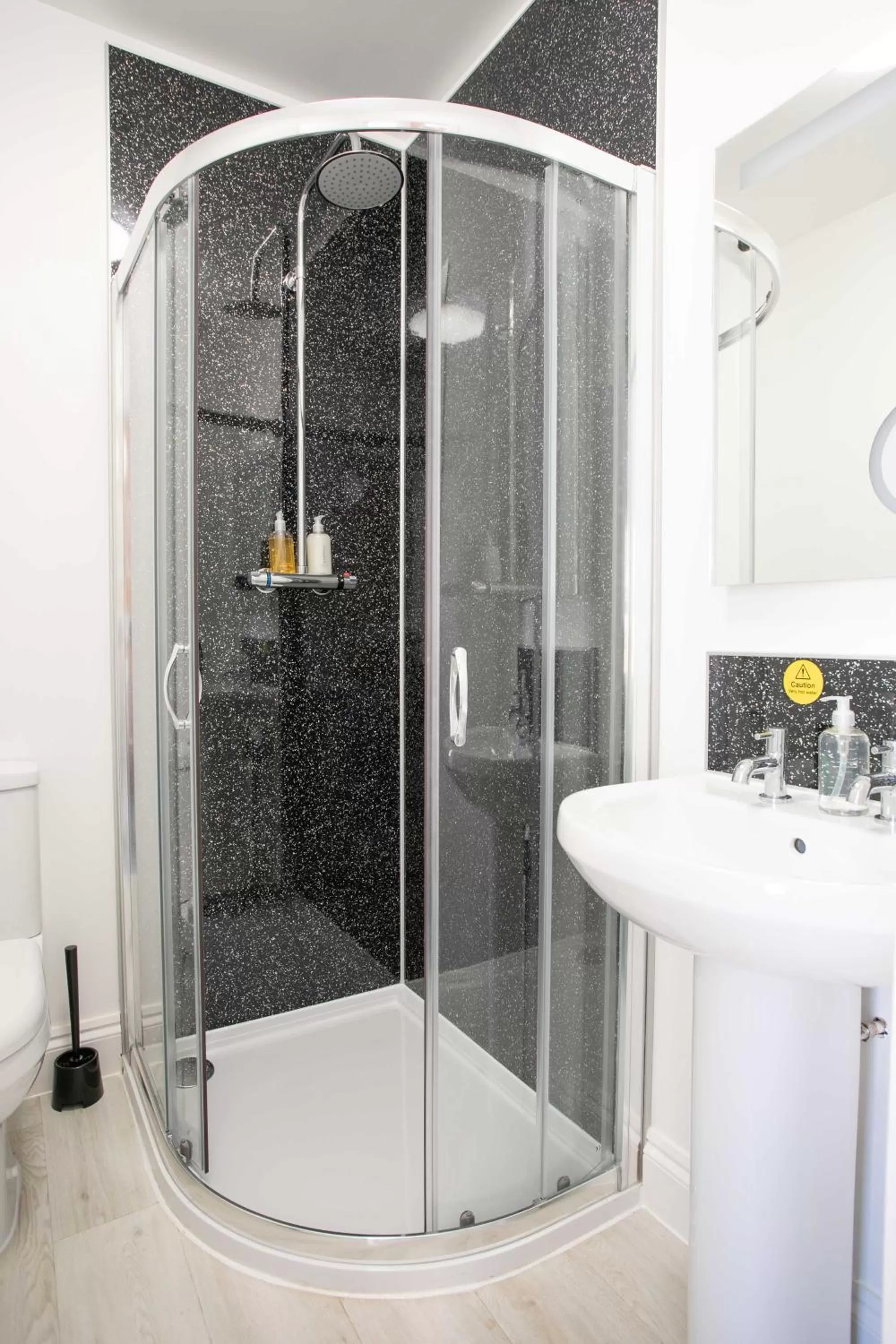 Bathroom in Park View R & R - Adult Only - Self-Catering - Free Parking - EV Point