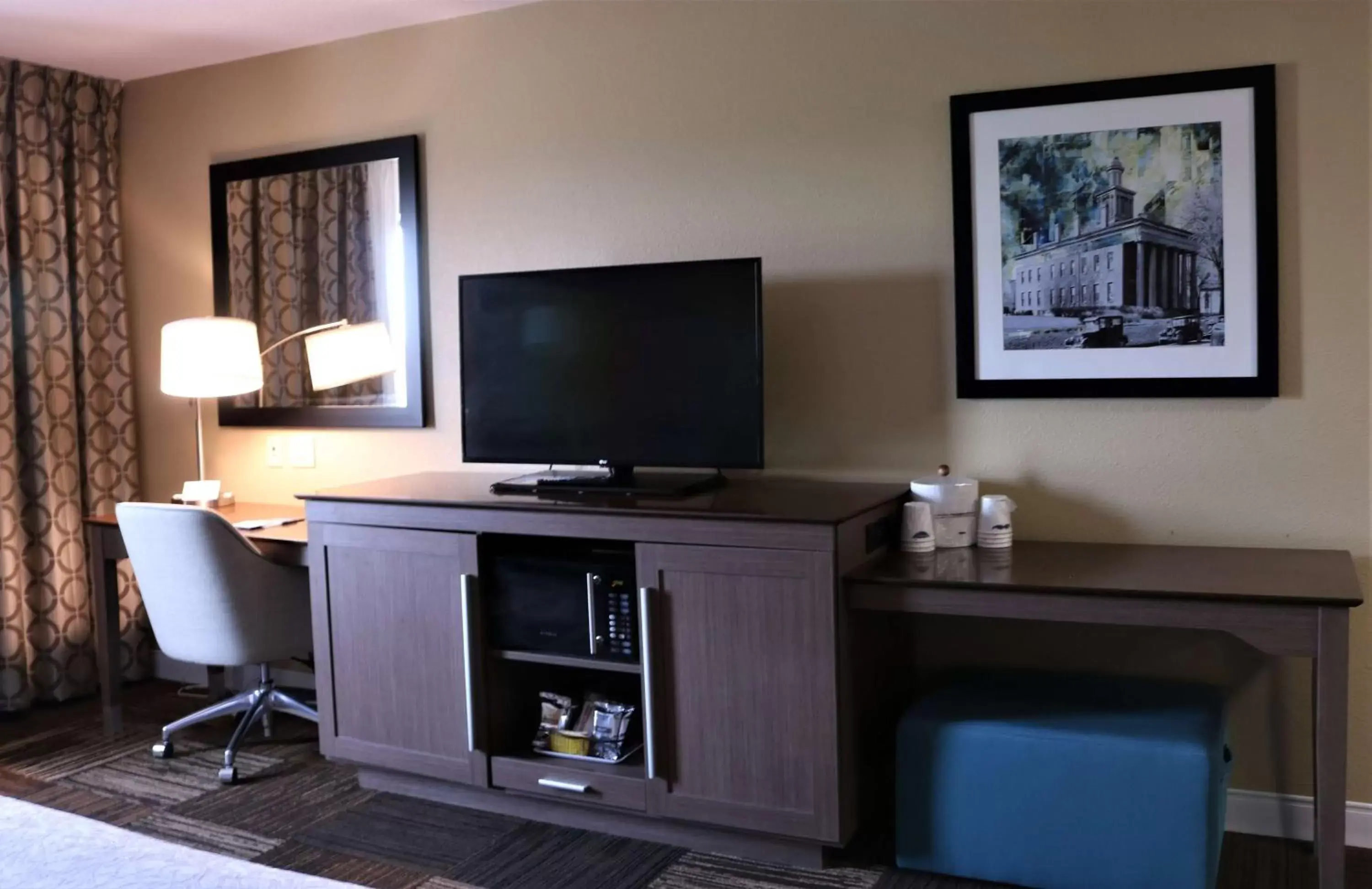 Bedroom, TV/Entertainment Center in Hampton Inn & Suites Fremont