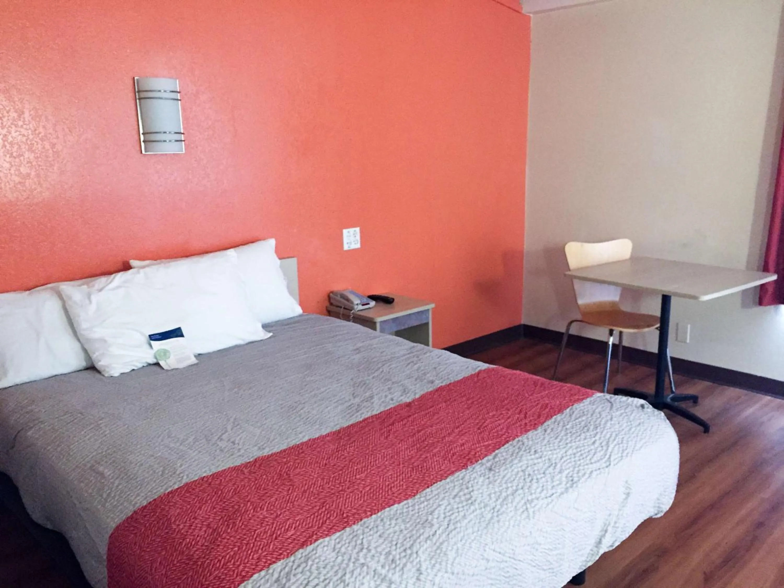 Bedroom, Bed in Motel 6-Warwick, RI - Providence Airport - I-95