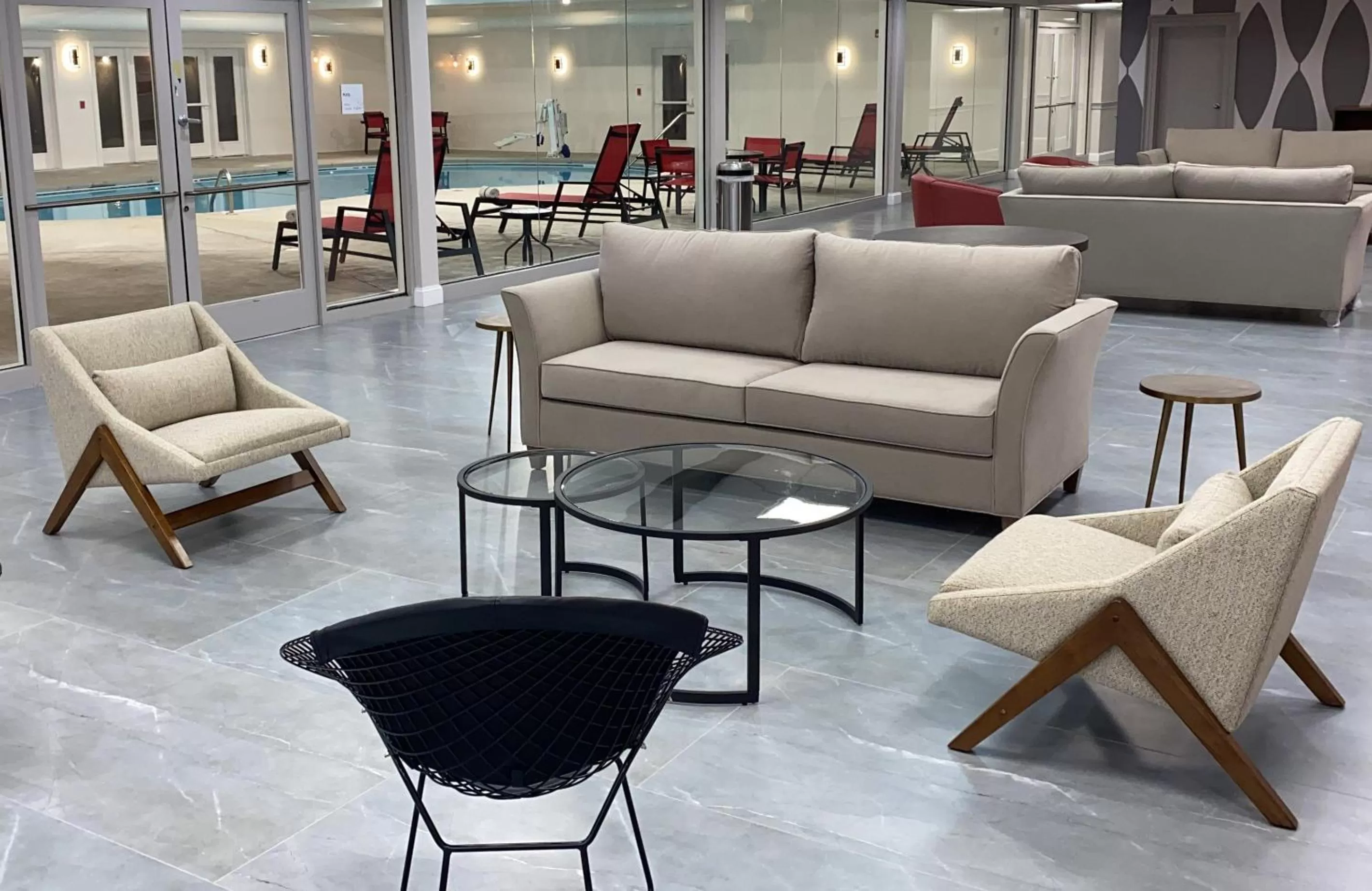 Seating area in Ramada by Wyndham Hartford North - Bradley Airport