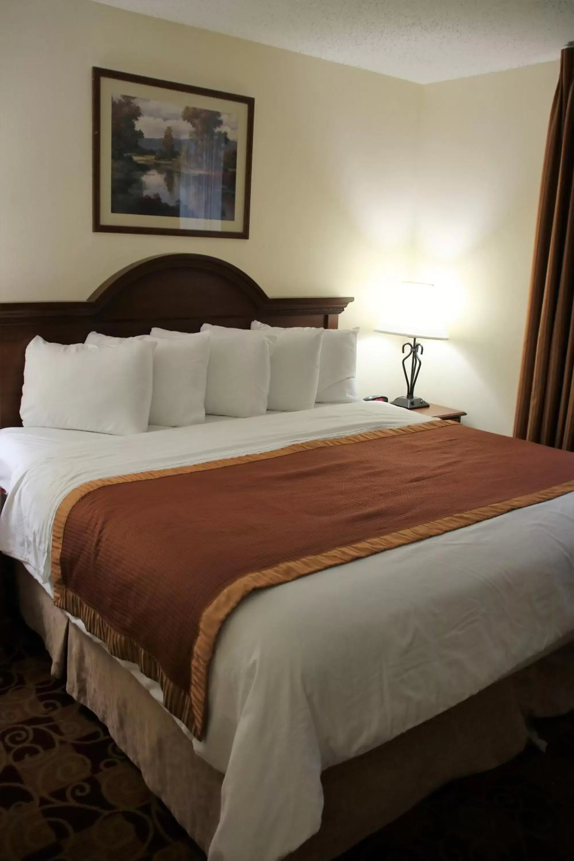 Bedroom, Bed in Hawthorn Suites by Wyndham Louisville East