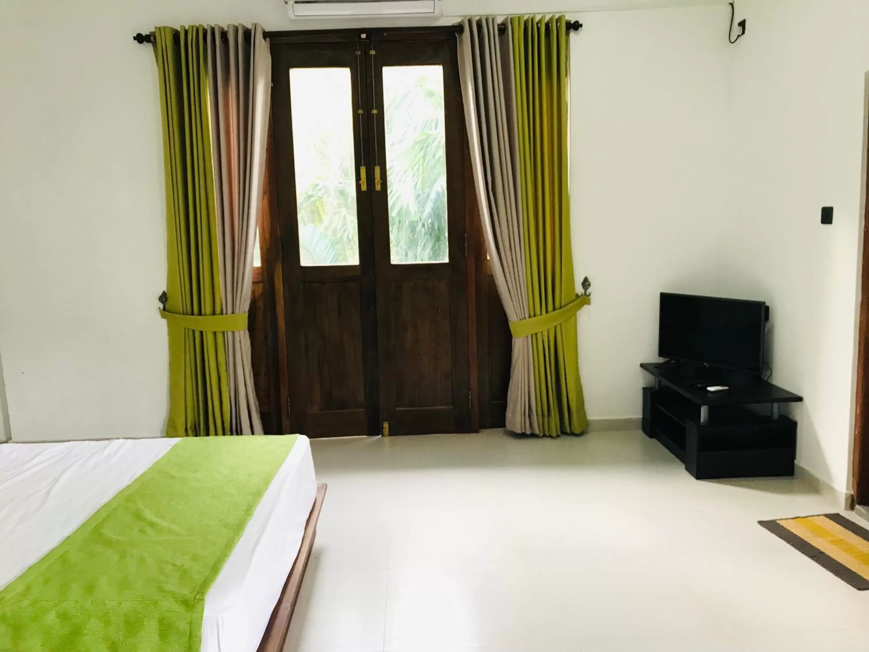 Communal lounge/ TV room, Bed in Divine Villa