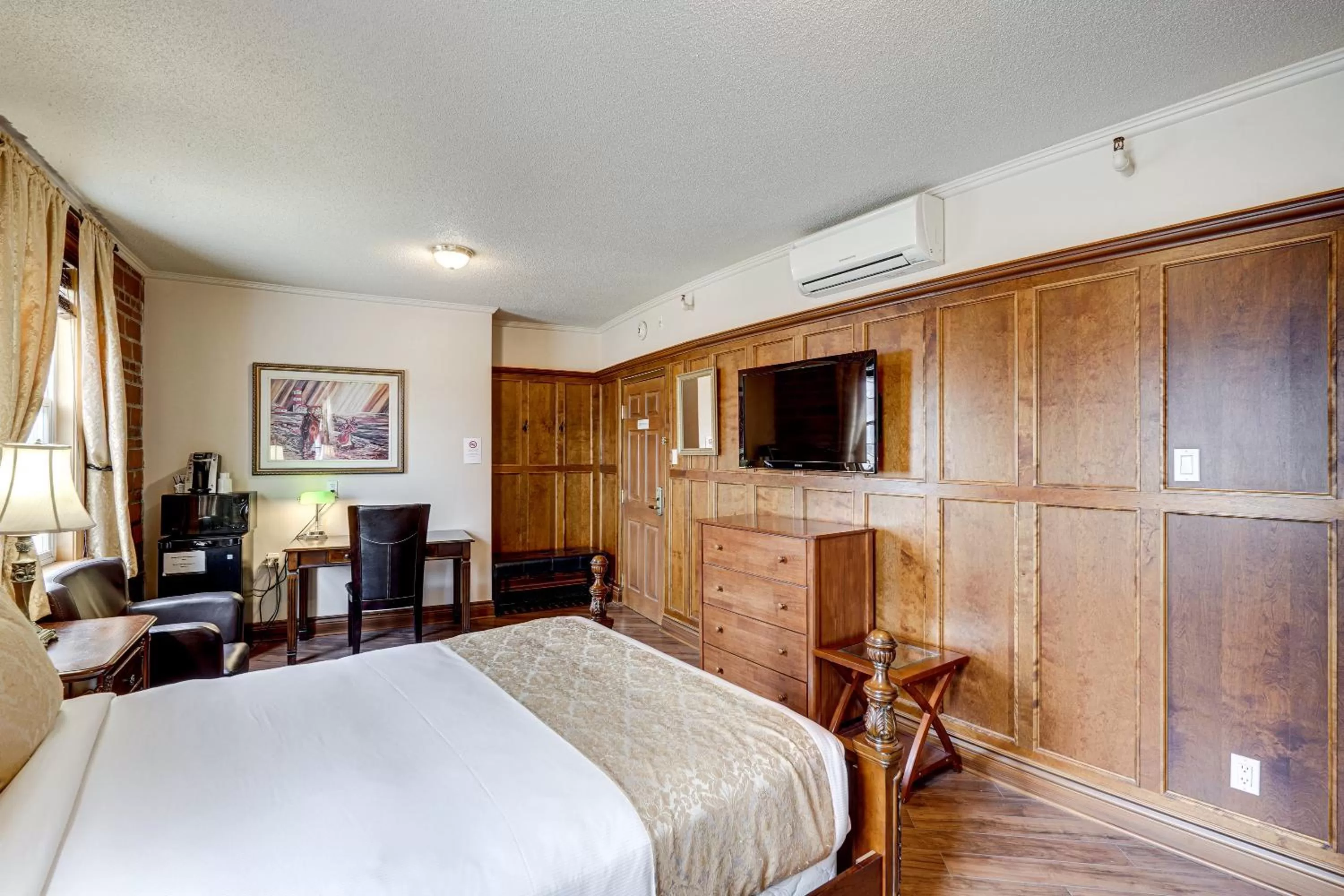 Photo of the whole room, Bed in Le Grand Hôtel