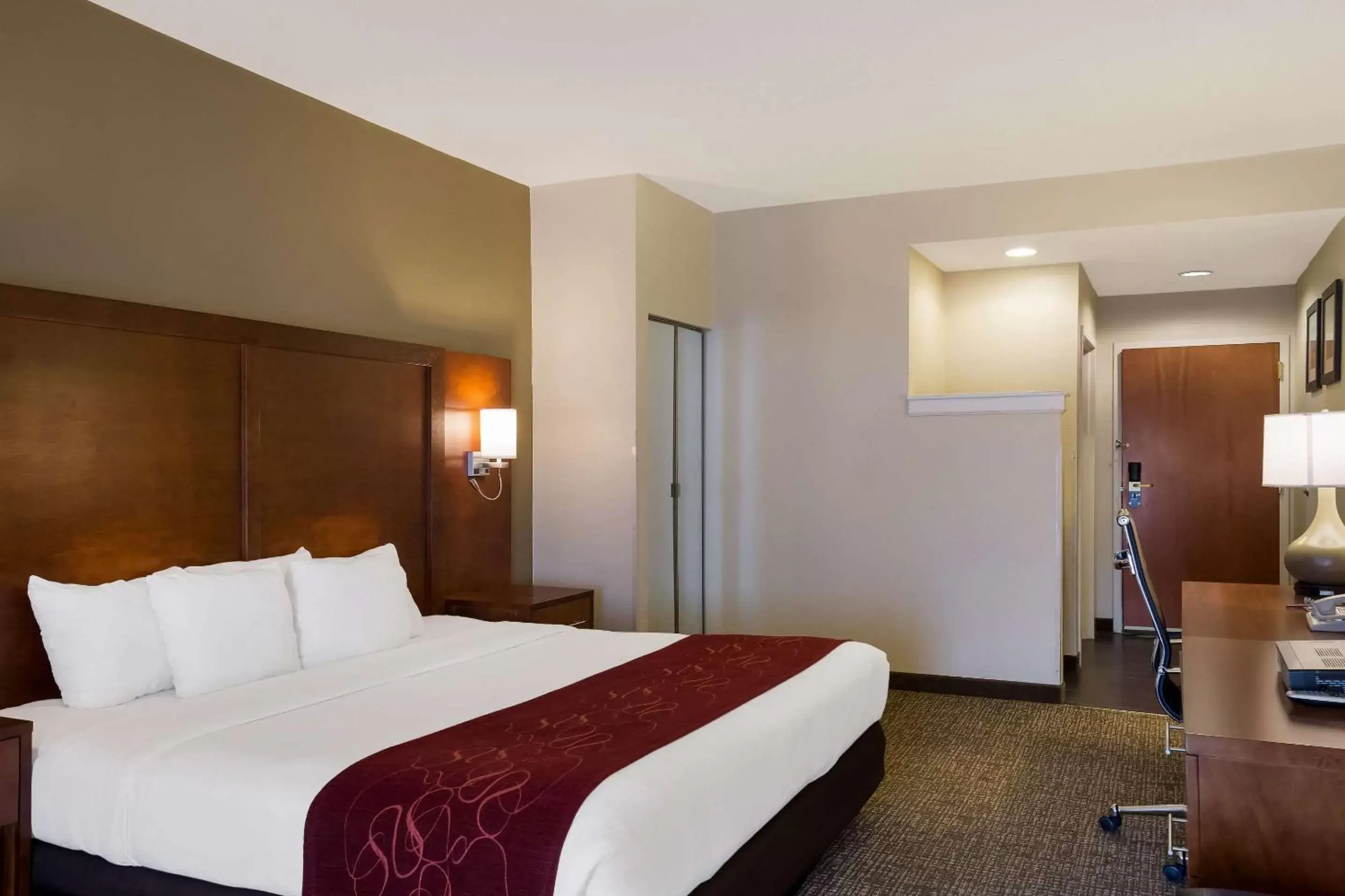 Bedroom, Bed in Comfort Suites Near University Bedroom, Bed in Comfort Suites Near University