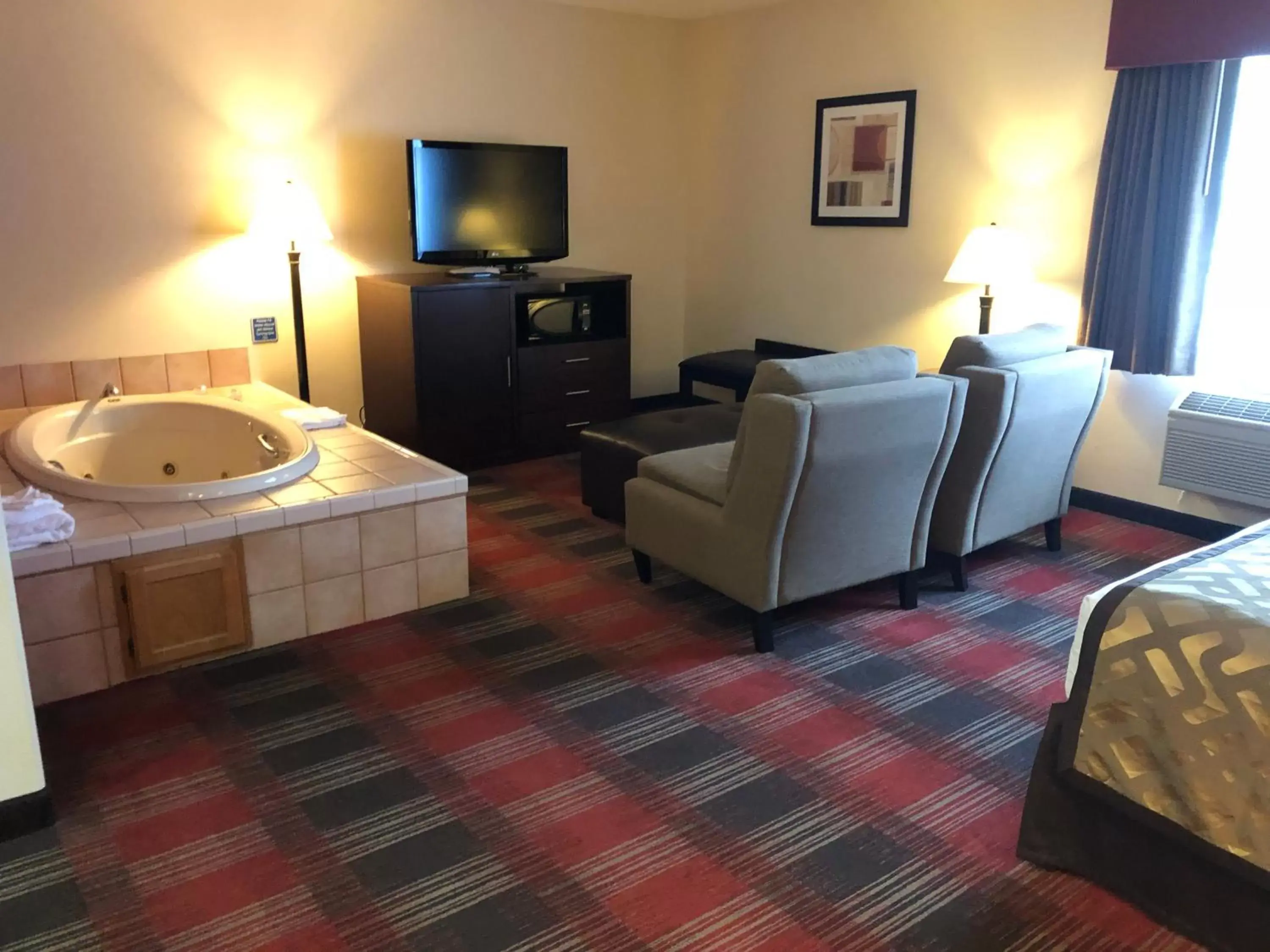 Hot Tub, TV/Entertainment Center in Best Western Dallas Inn & Suites