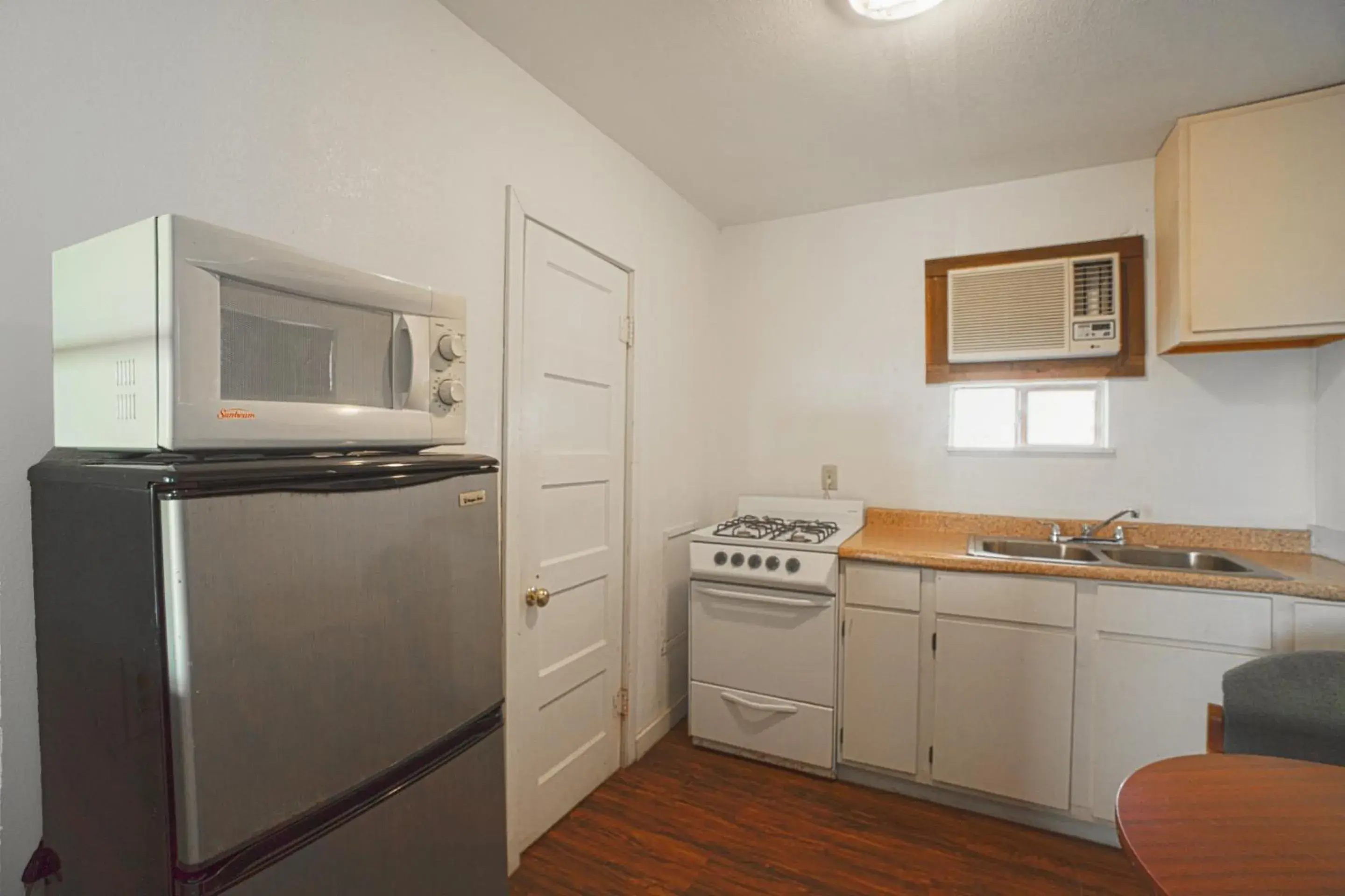 kitchen, Kitchen/Kitchenette in Budget Inn By OYO Corpus Christi Beach