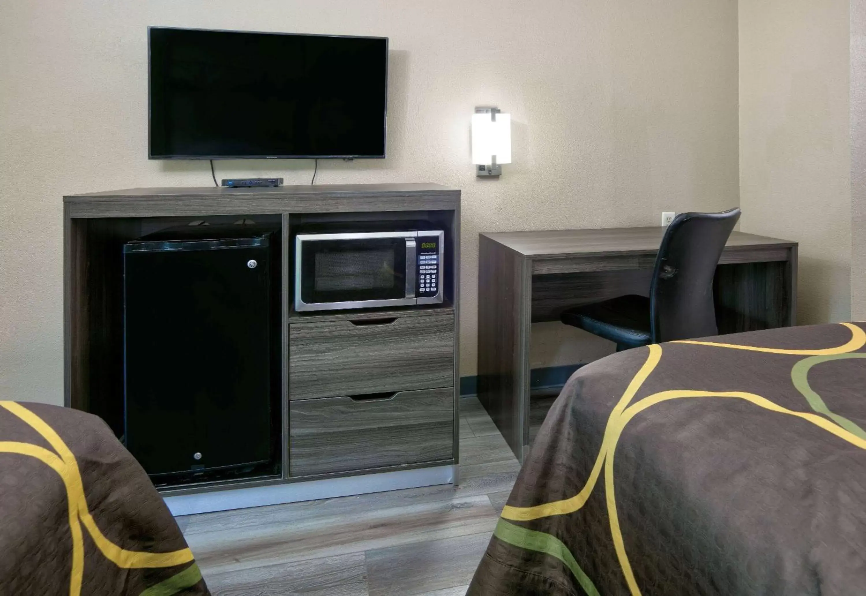 Photo of the whole room, TV/Entertainment Center in Super 8 by Wyndham Mobile/Tillmans Corner