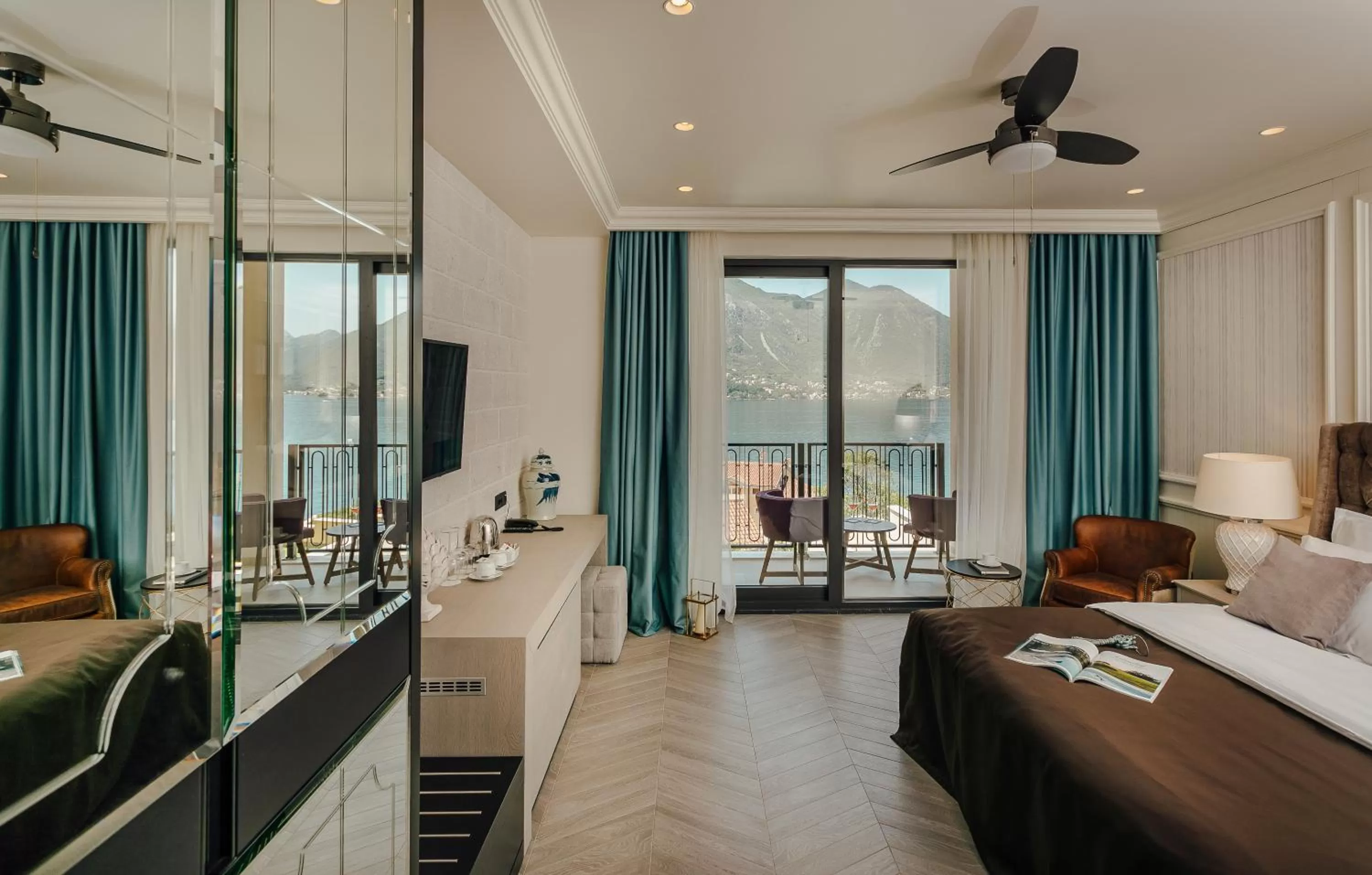 Photo of the whole room, Bed in Boutique Hotel Casa del Mare - Vizura