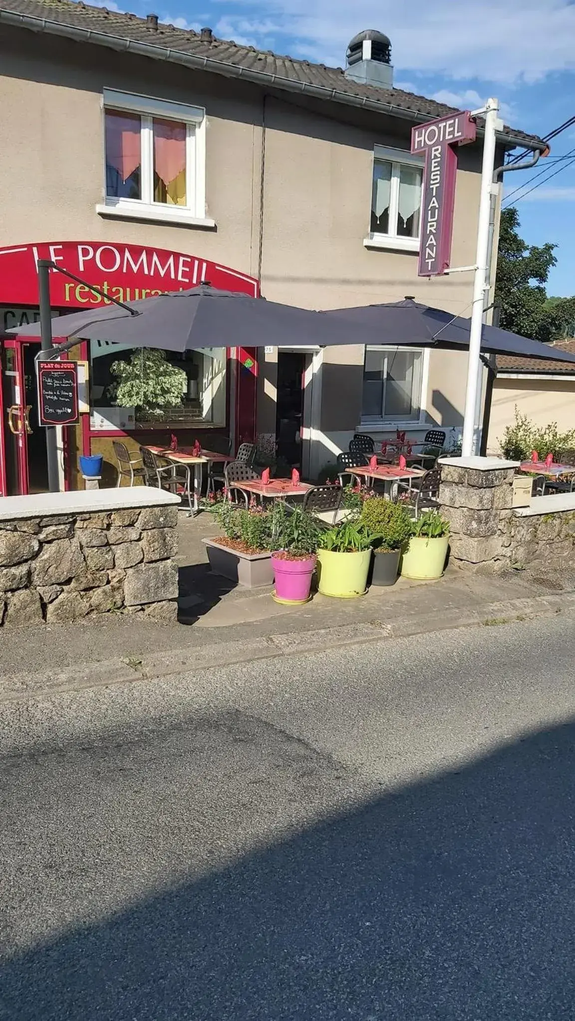 Property Building in Hôtel Le Pommeil