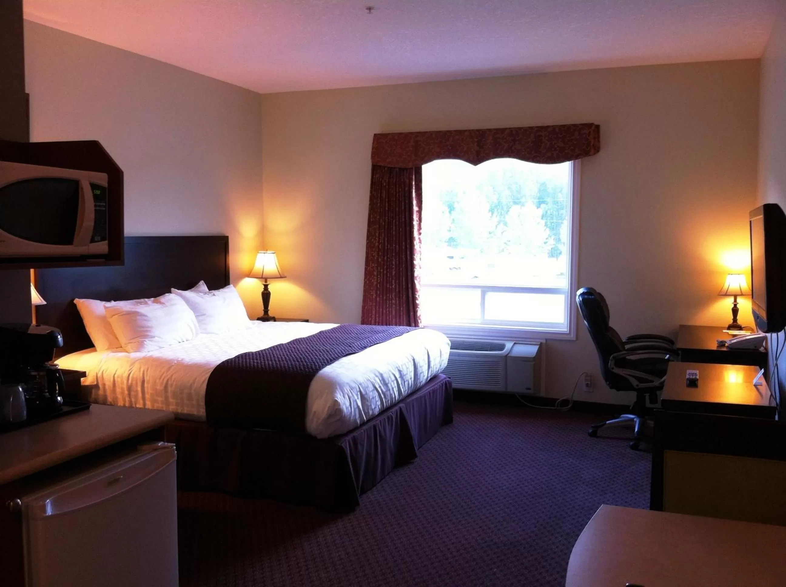 Photo of the whole room, Bed in Days Inn by Wyndham Chetwynd