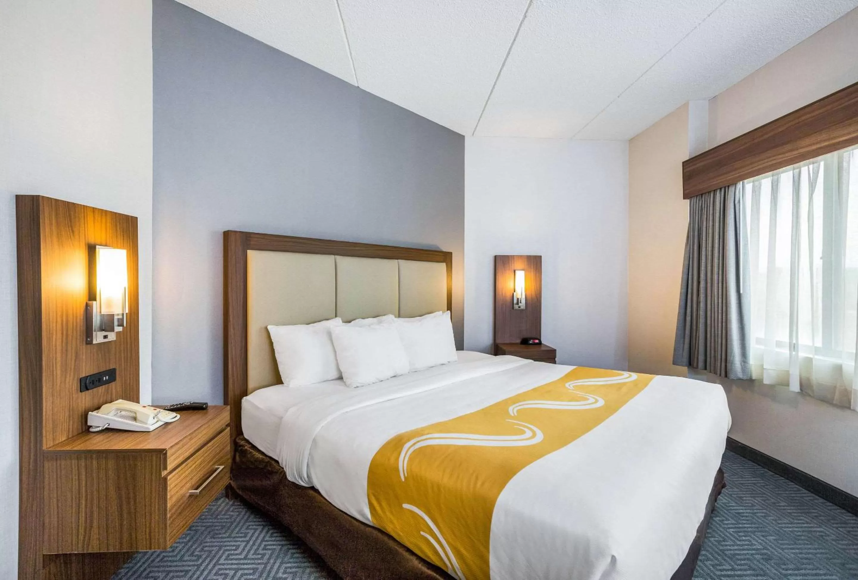 Bedroom, Bed in Quality Suites Lansing West