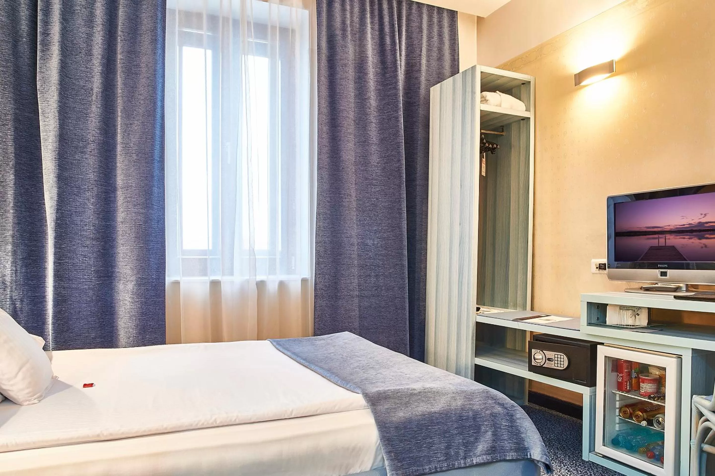 Photo of the whole room, Bed in Continental Forum Sibiu