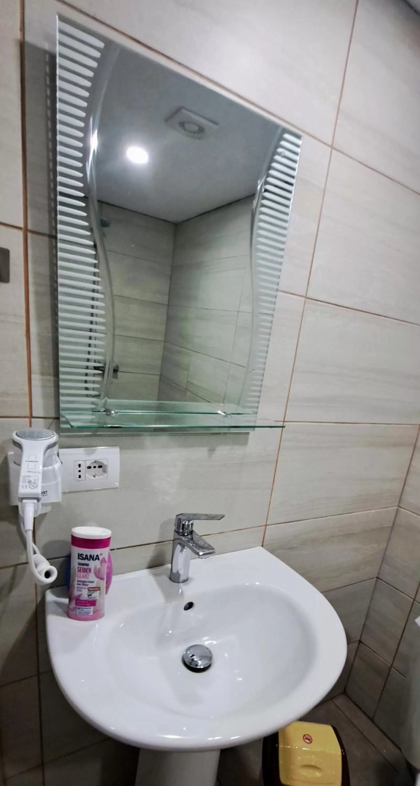 Shower in CityCenterHotel Shkoder