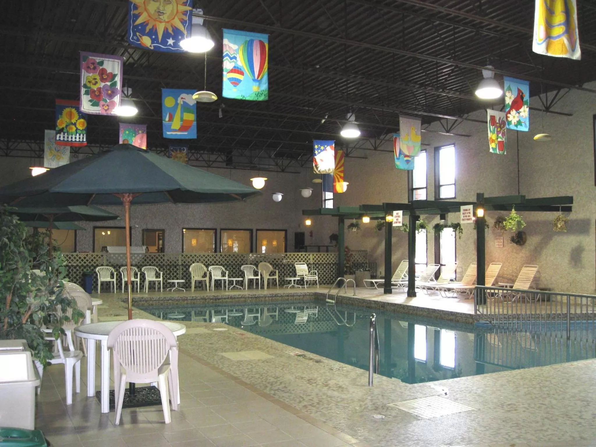 Swimming pool in Colonial Inn