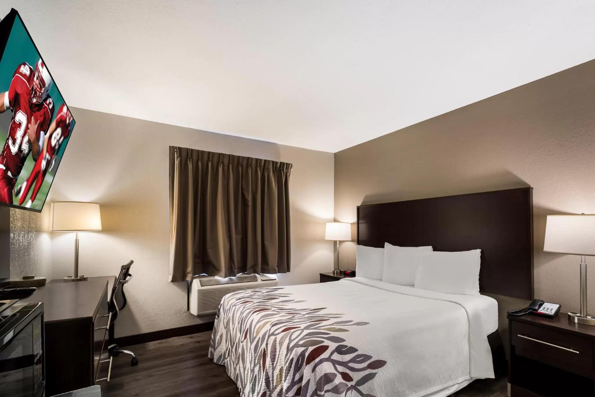 Photo of the whole room, Bed in Red Roof Inn Allentown South