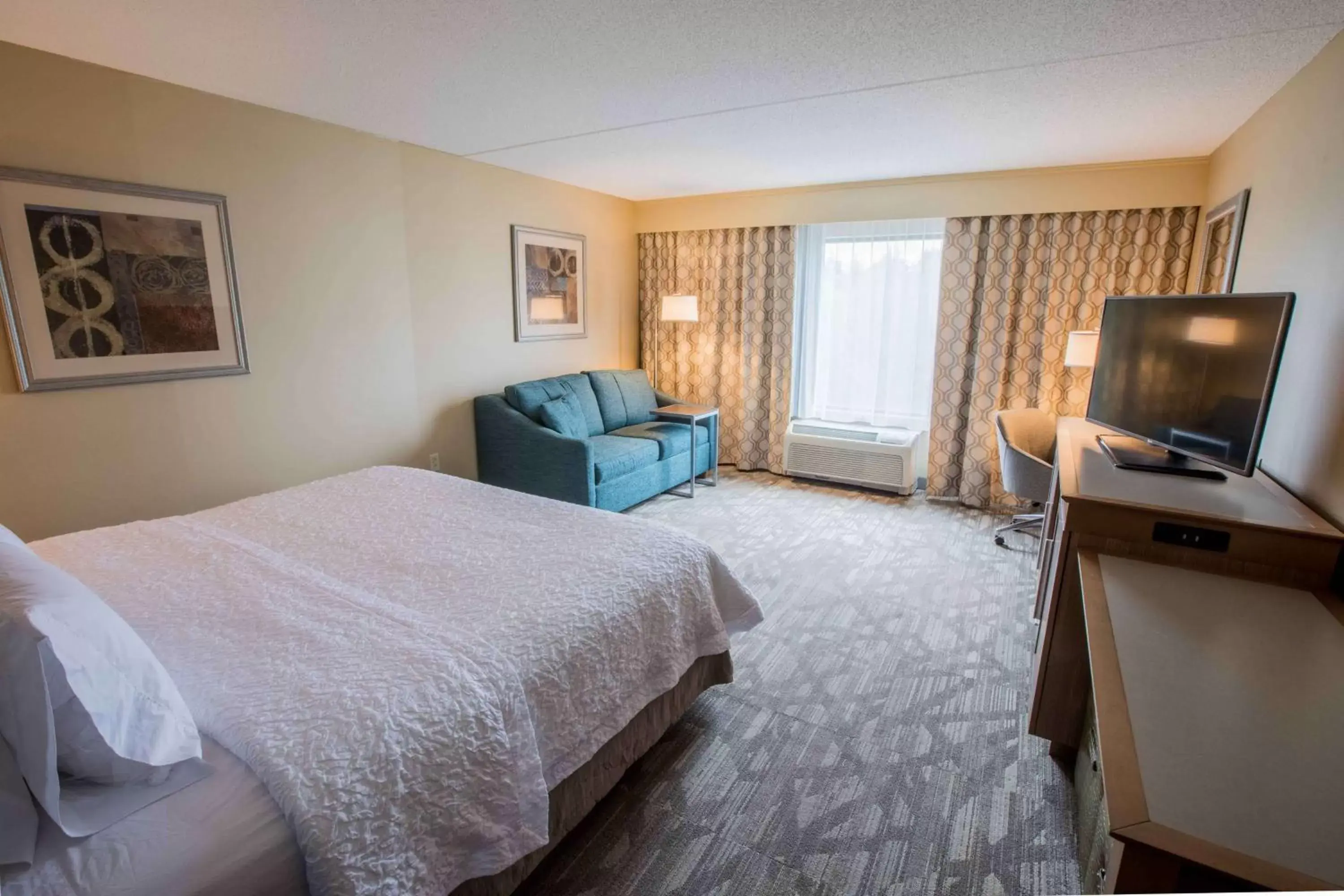 Bedroom, TV/Entertainment Center in Hampton Inn & Suites Tilton