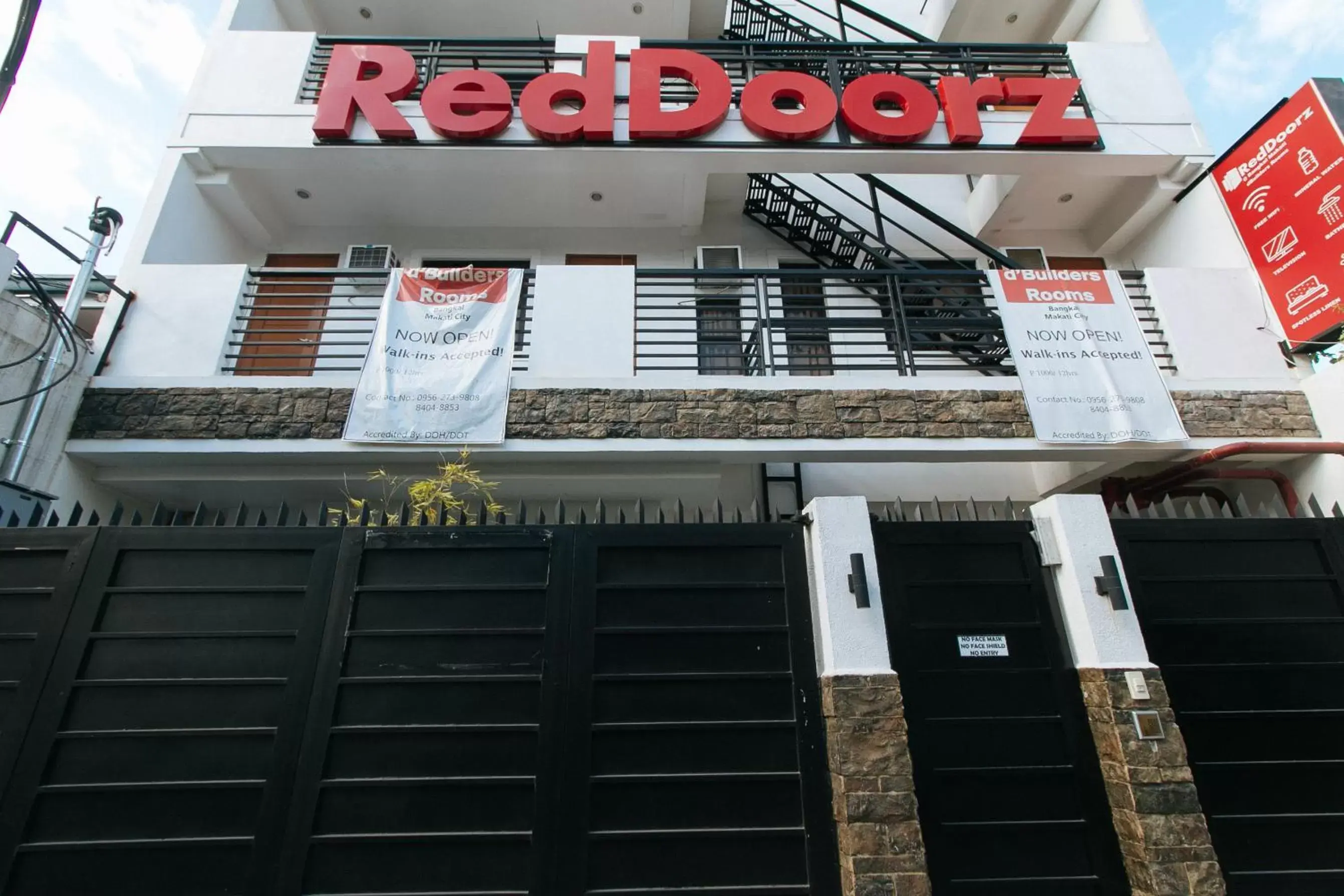Facade/entrance, Property Building in RedDoorz @ DBuilders Bangkal Makati