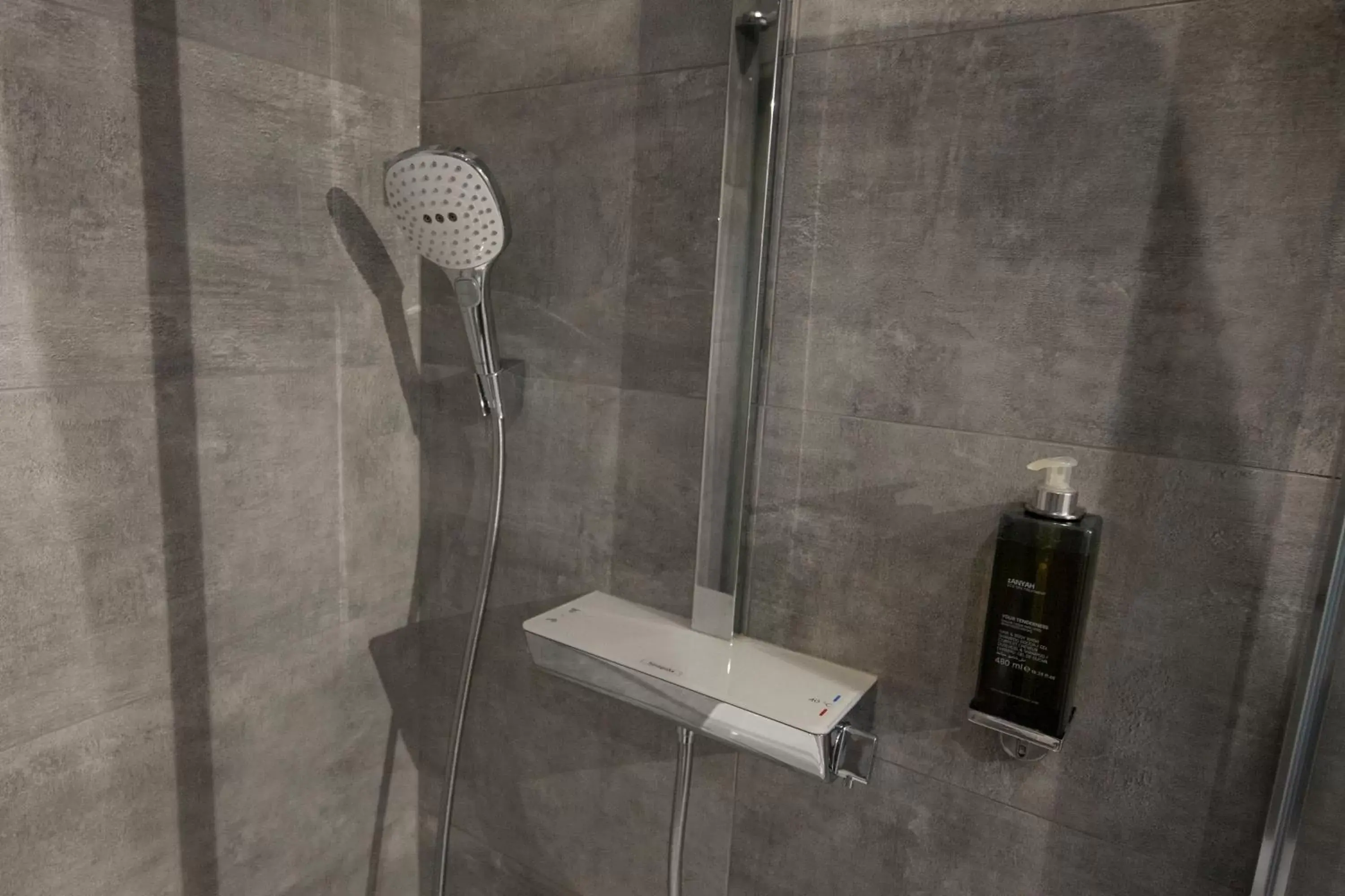 Shower, Bathroom in St George's Inn Victoria