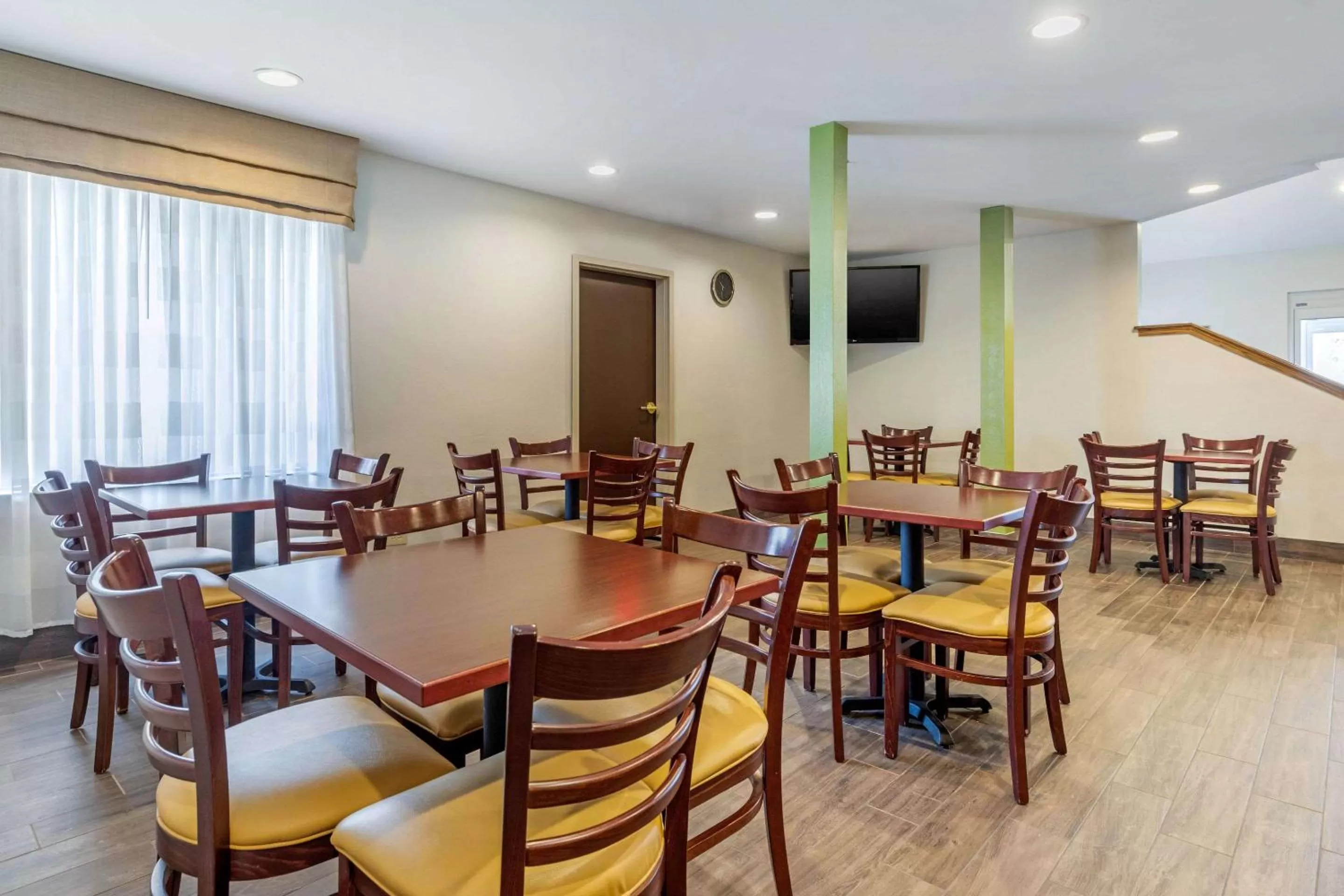 Restaurant/places to eat in Sleep Inn near Great Lakes Naval Base