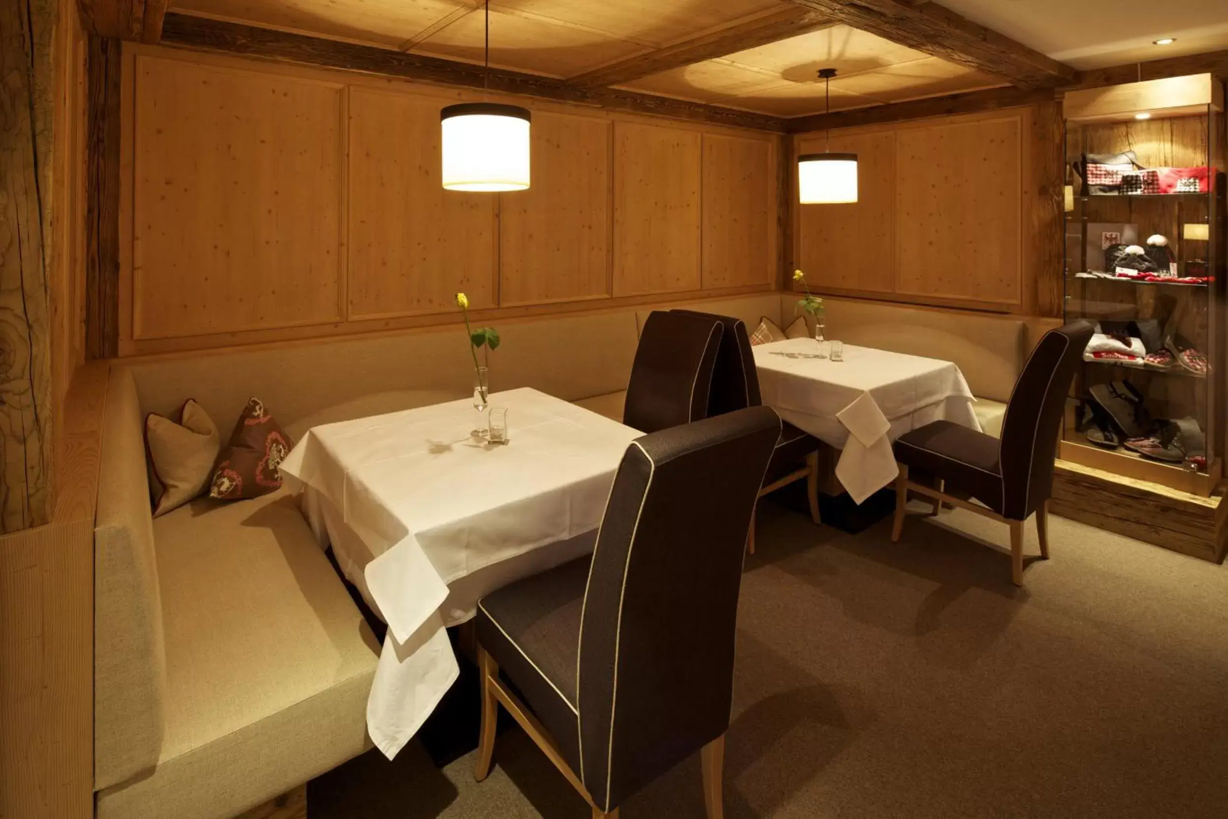 Restaurant/places to eat, Bathroom in Kinder- & Gletscherhotel Hintertuxerhof