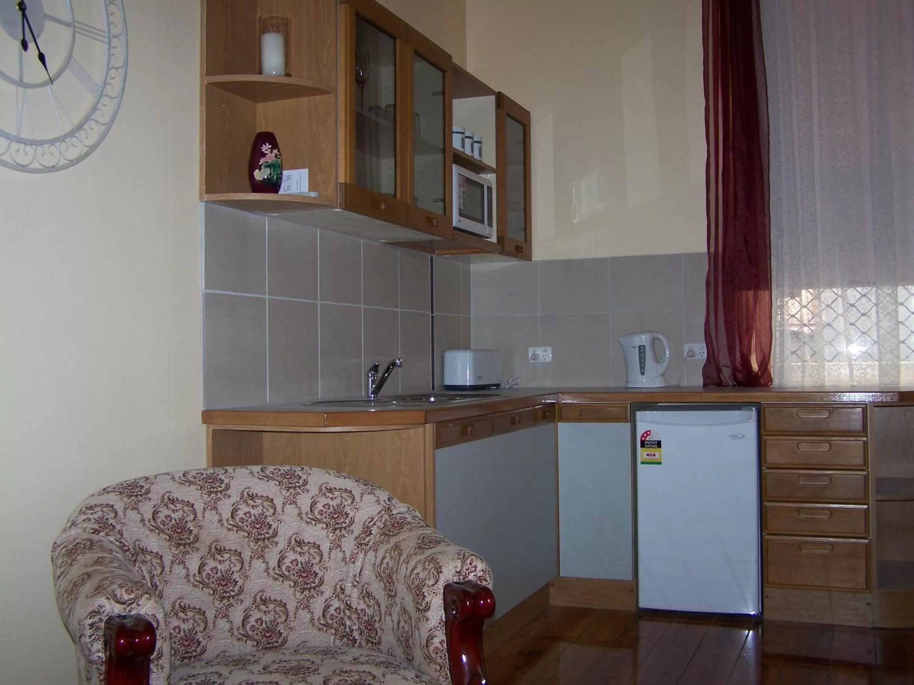 Kitchen or kitchenette in RJ's Bed & Breakfast