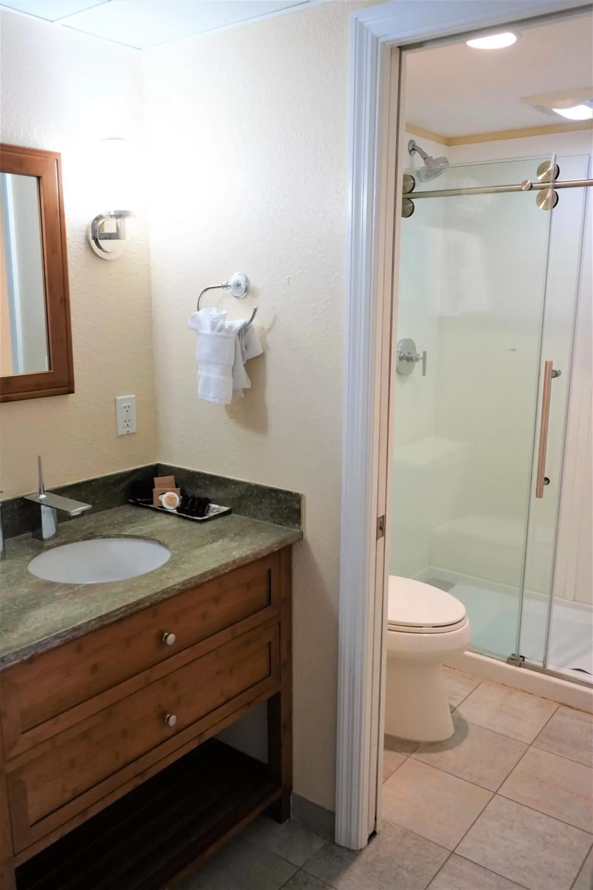 Shower, Bathroom in Glunz Ocean Beach Hotel and Resort