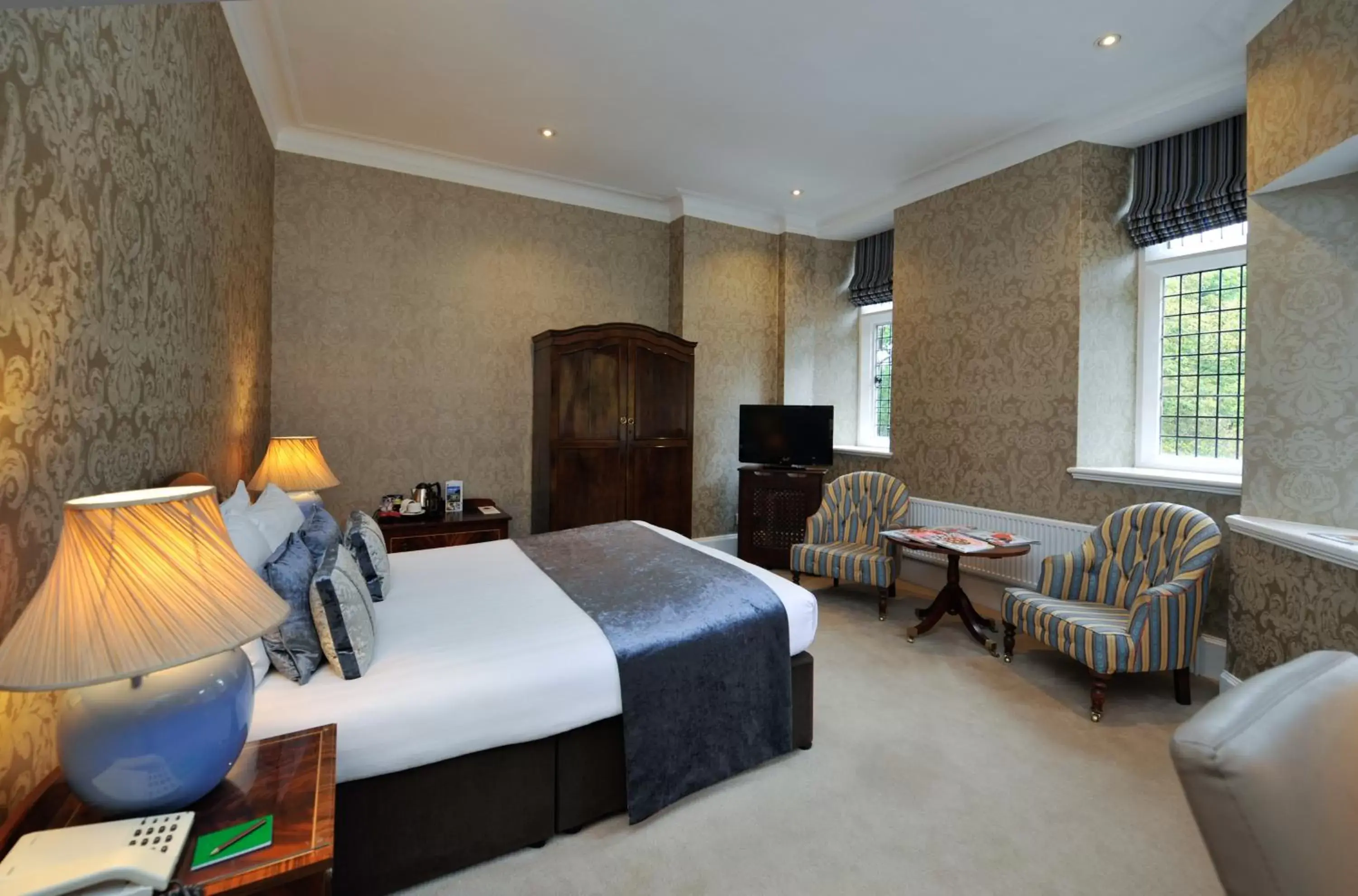 Bedroom in Best Western PLUS Grim's Dyke Hotel