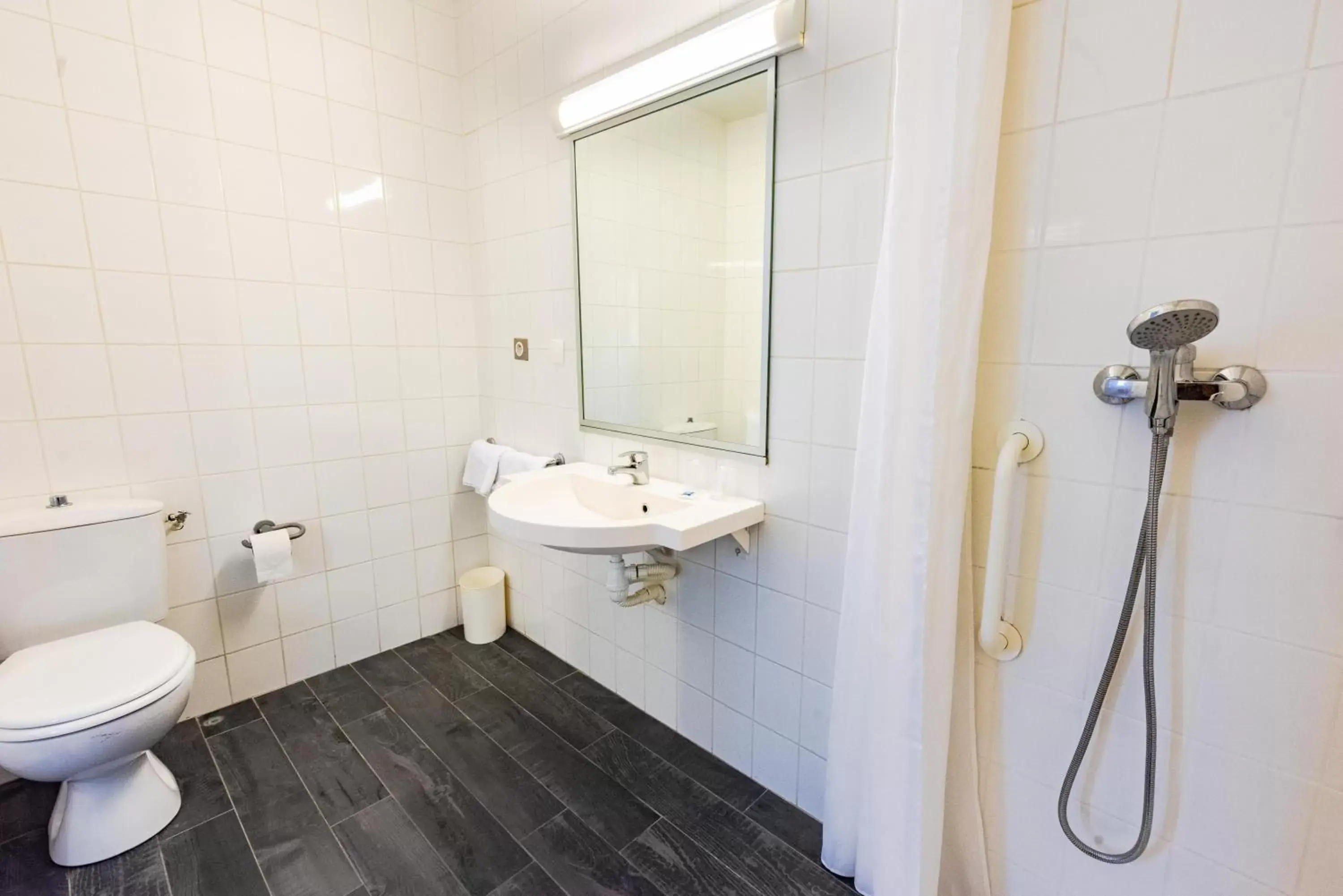 Bathroom in Ibis Budget Bollene