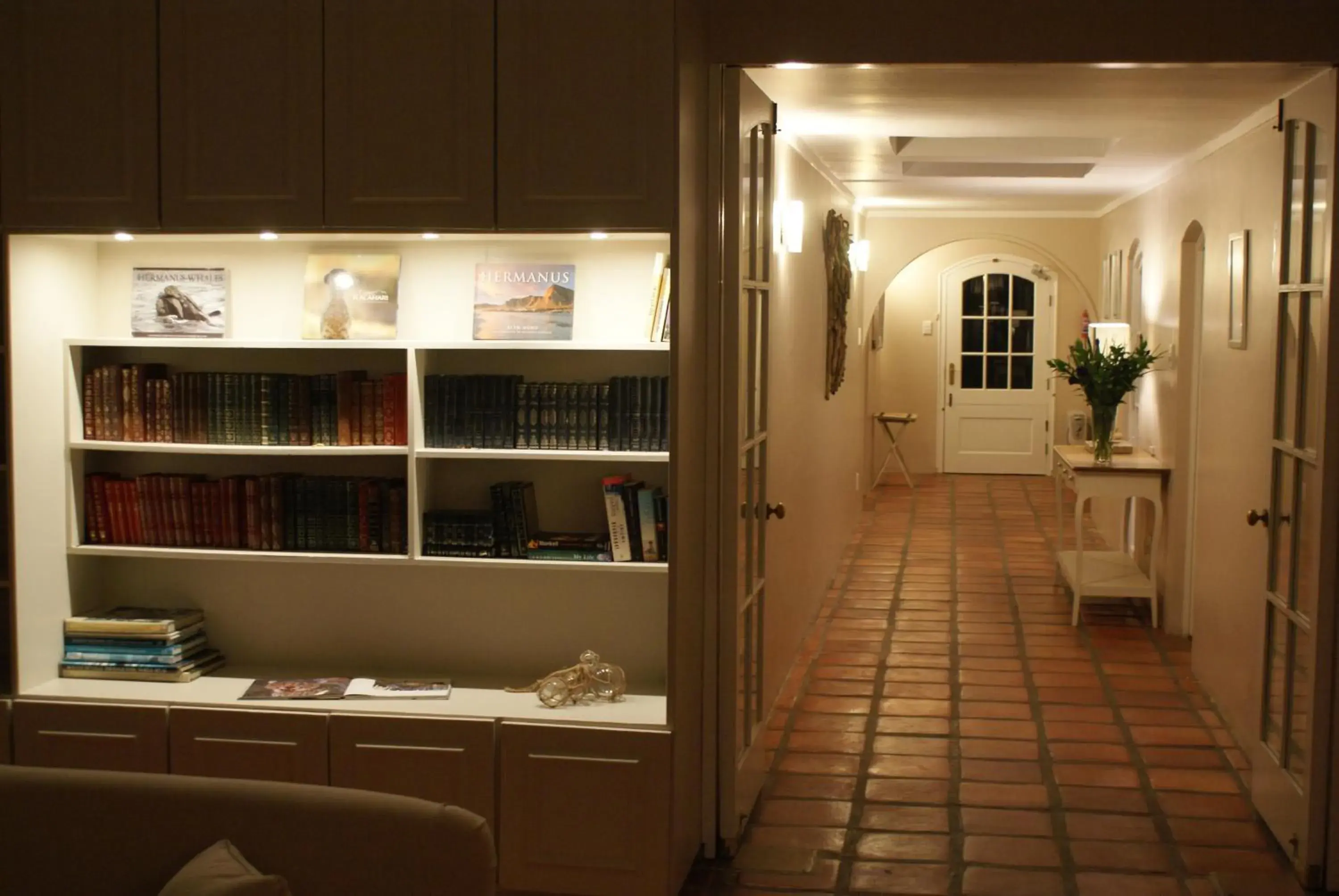 Library in Whale Rock Luxury Lodge