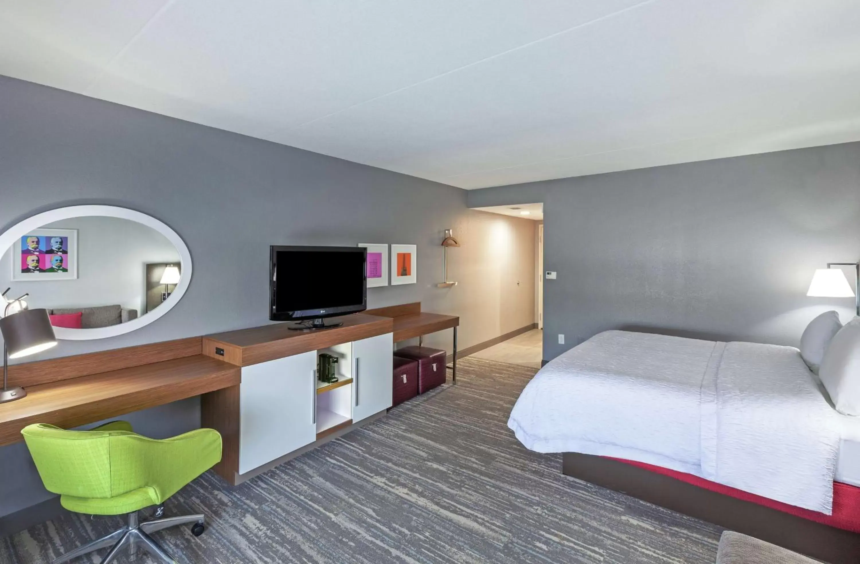 Bedroom, TV/Entertainment Center in Hampton Inn & Suites Houston-Bush Intercontinental Airport