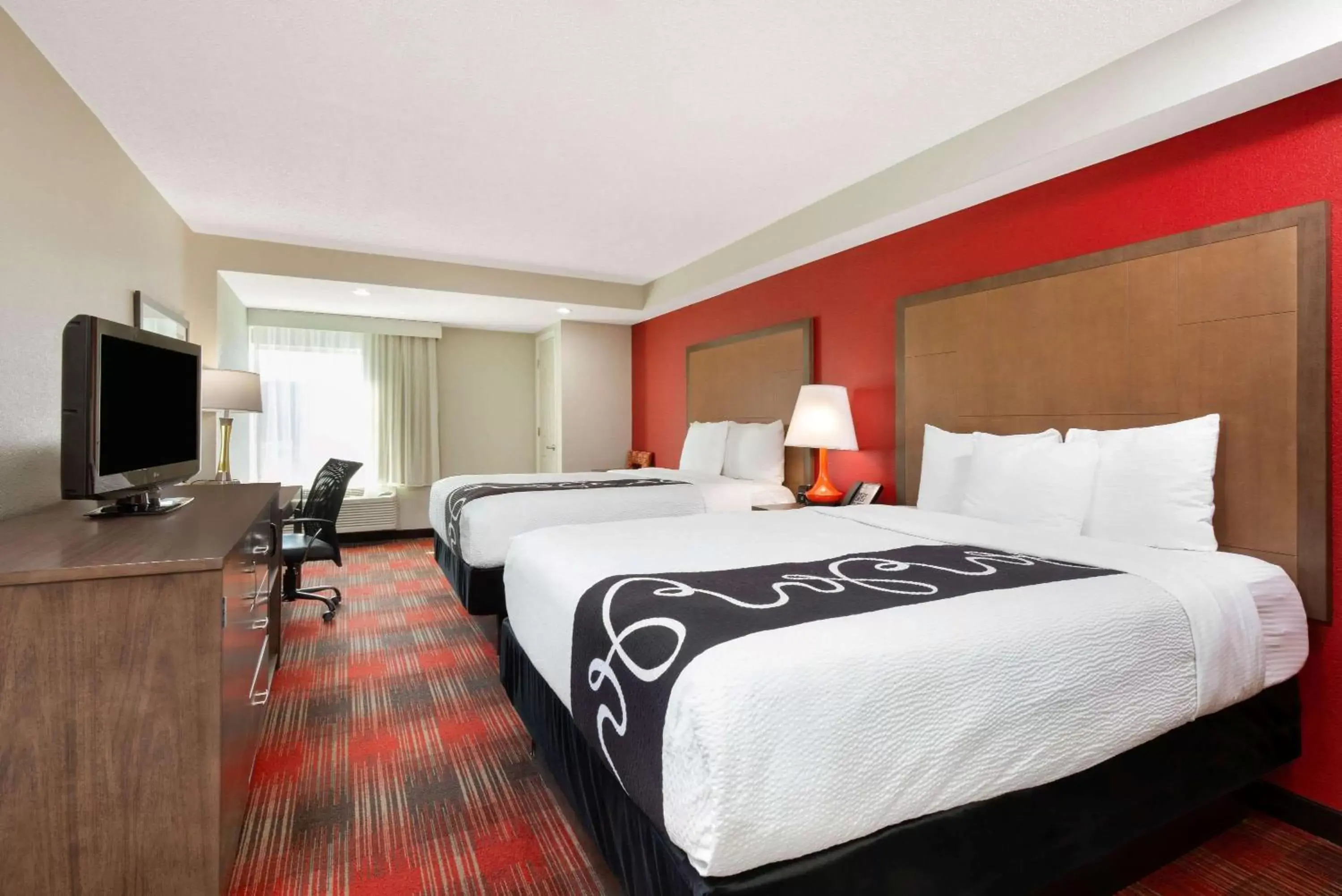 Photo of the whole room, Bed in La Quinta Inn & Suites by Wyndham DC Metro Capital Beltway