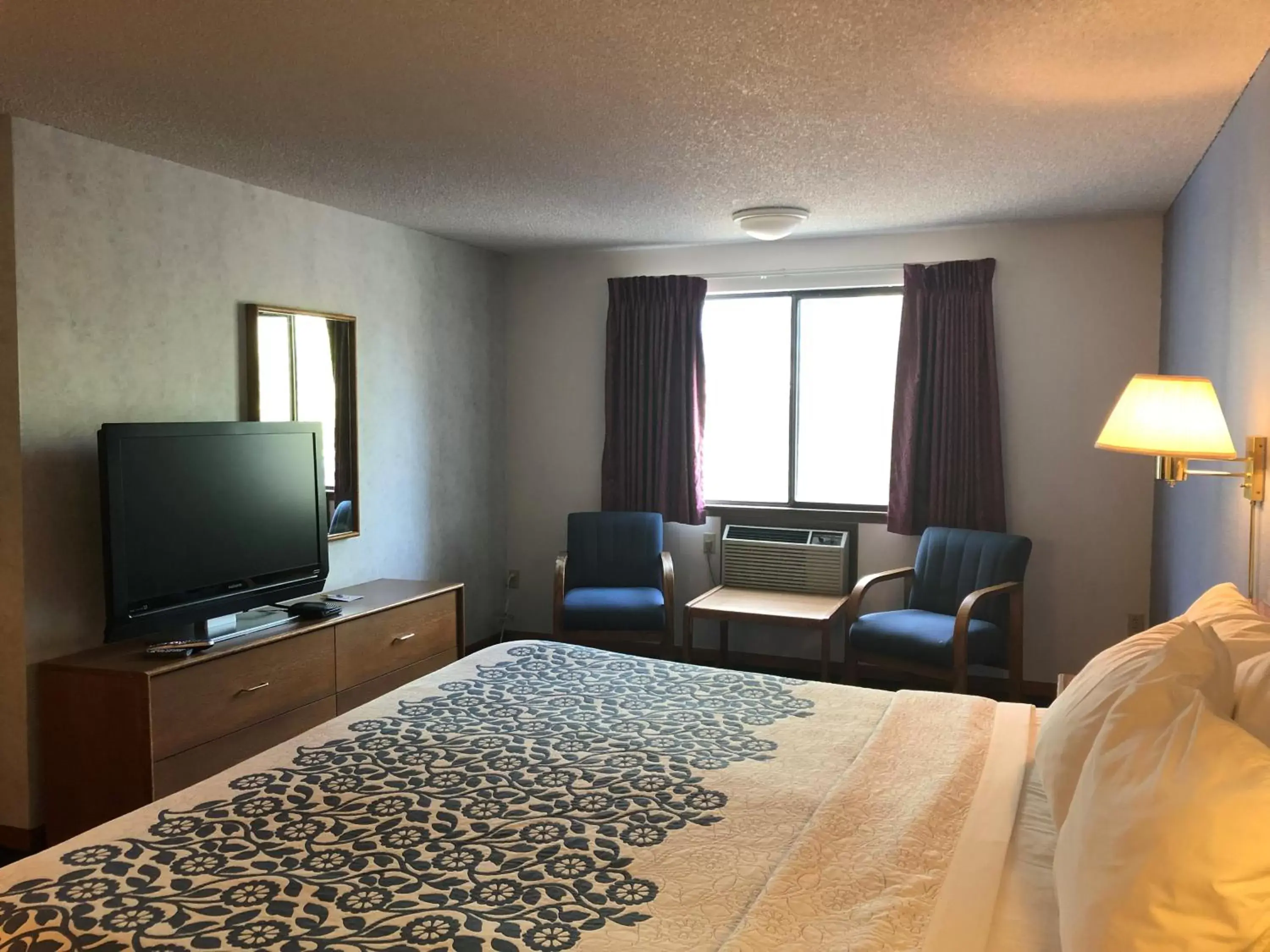 Photo of the whole room, TV/Entertainment Center in Days Inn by Wyndham Corvallis