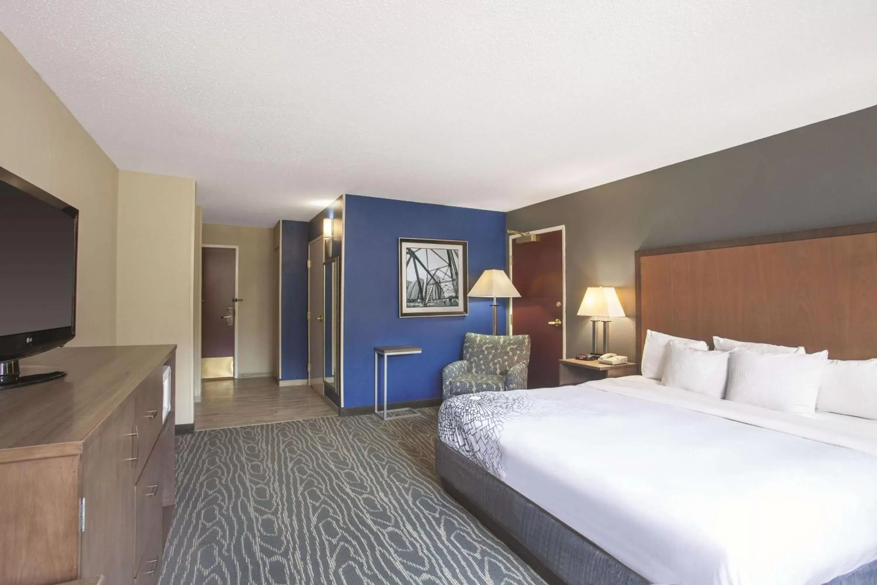 Photo of the whole room, Bed in La Quinta Inn by Wyndham Richmond South