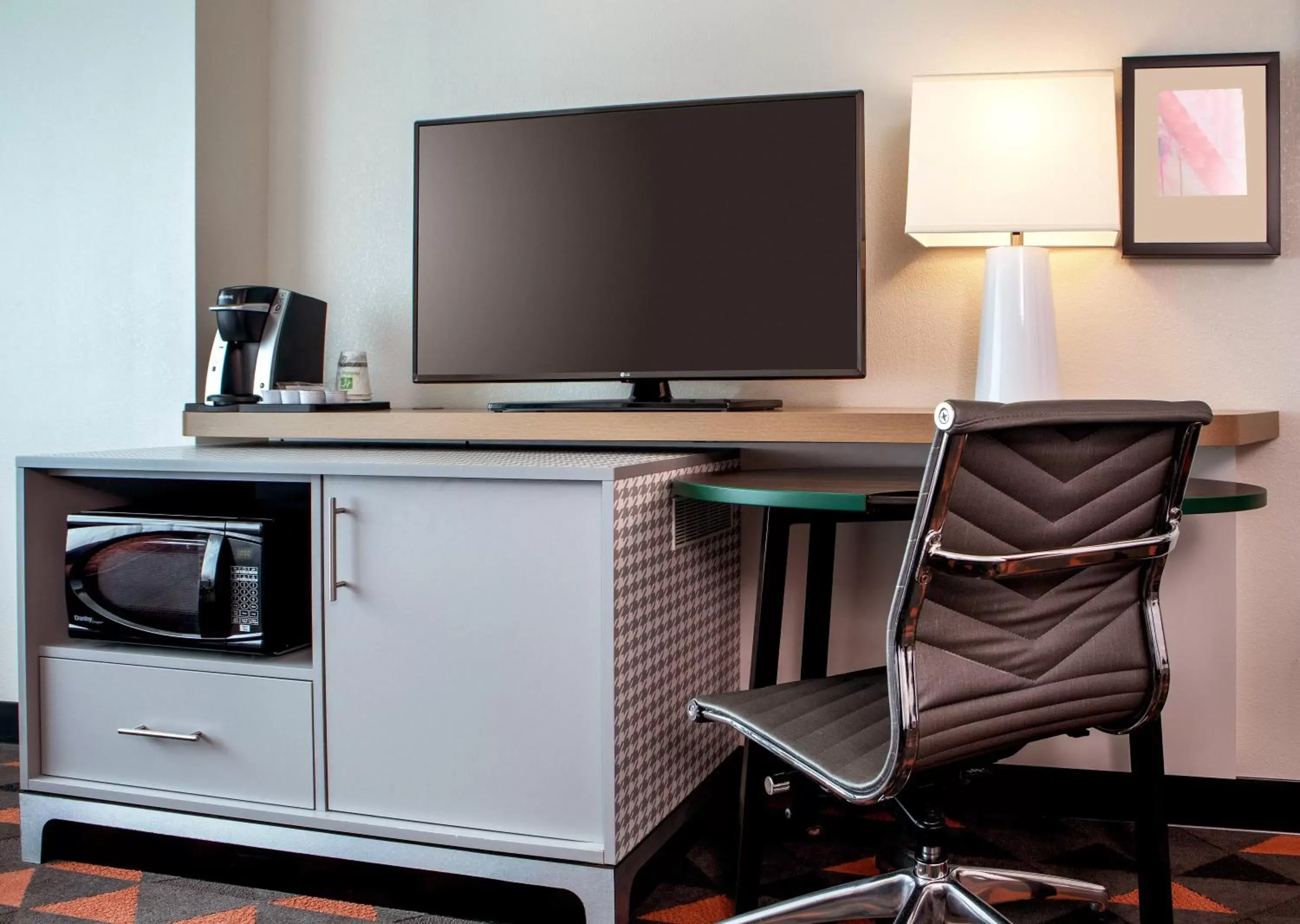 Photo of the whole room, TV/Entertainment Center in Holiday Inn Newport News - Hampton, an IHG Hotel