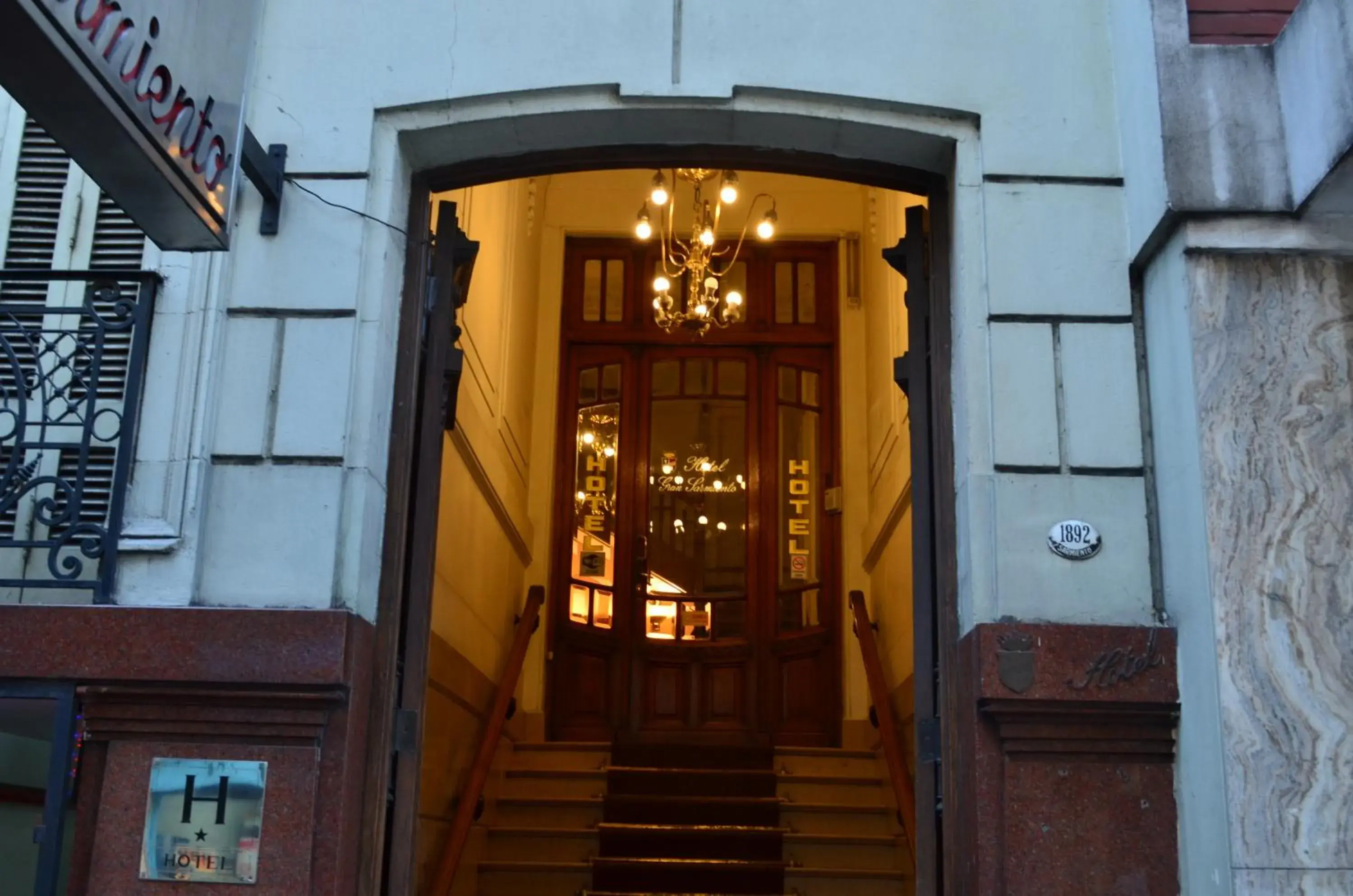 Facade/Entrance in Hotel Gran Sarmiento